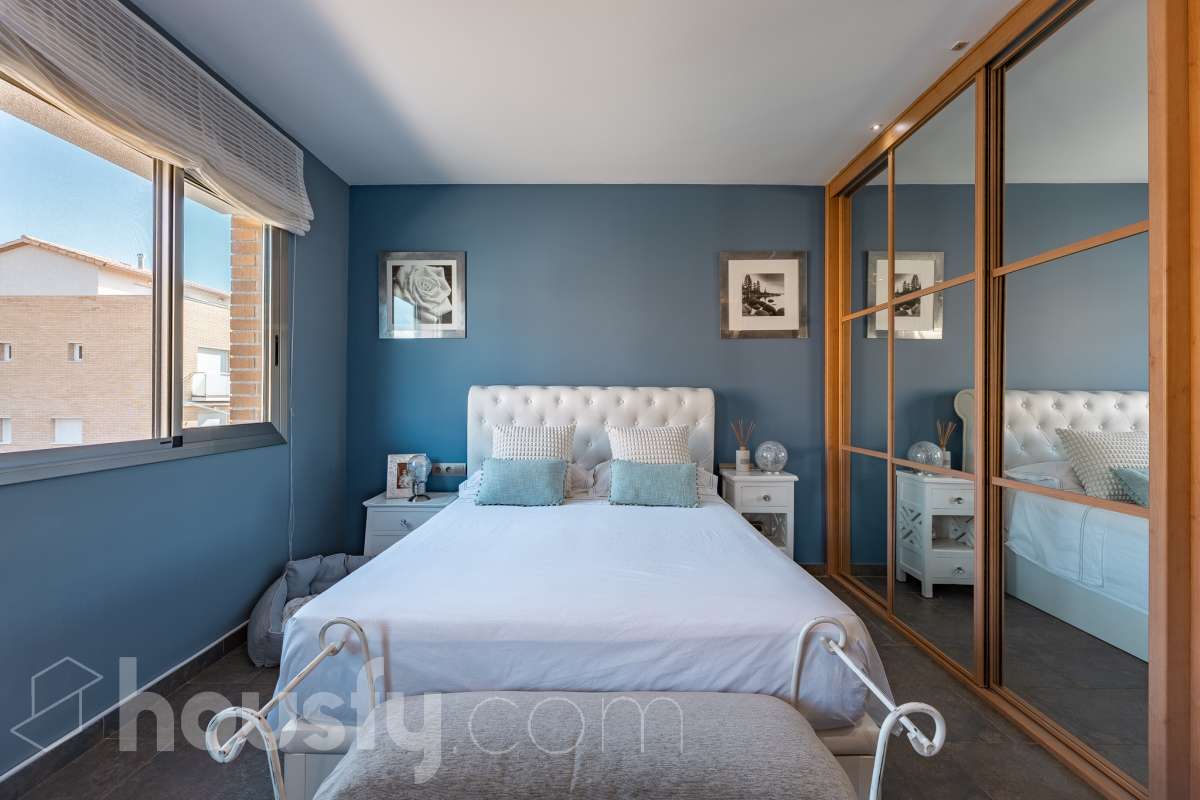 Housfy vende esta preciosa y amplia casa situada en una de las zonas residenciales más valoradas de Cubelles. Una vivienda pensada para disfrutar de la tranquilidad y del auténtico estilo de vida mediterráneo, con acceso directo a la playa, agradables vistas al mar y a menos de un minuto del paseo marítimo de Cubelles. La propiedad cuenta con 159 m² útiles, según datos de la Dirección General del Catastro, y fue construida en 2007. Se distribuye en tres plantas y destaca por sus espacios amplios, su luminosidad y sus excelentes zonas exteriores. Al acceder a la vivienda encontramos un agradable jardín privado con un encantador porche y zona de barbacoa, un espacio perfecto para desayunar al aire libre, organizar reuniones con familiares y amigos o disfrutar de las agradables noches de verano. La planta principal dispone de un amplio y luminoso salón-comedor, cocina equipada, un baño de cortesía y acceso directo al garaje. En la planta intermedia se encuentra la zona de descanso, formada por tres dormitorios, entre ellos una elegante suite con baño privado, además de otro baño completo. La última planta ofrece un espacio versátil y acogedor, con un salón, un baño y una amplia terraza con vistas al mar. Un rincón perfecto para relajarse, desconectar y disfrutar del entorno. La vivienda cuenta con aire acondicionado, calefacción y una plaza de garaje. Una vivienda luminosa y funcional, ideal para quienes buscan espacio, zonas exteriores y el privilegio de vivir junto al mar. ¡Solicita tu visita y ven a descubrirla! Zona y entorno Respecto a la ubicación, se sitúa en Cubelles, municipio de Barcelona. Esta propiedad se encuentra cerca de transporte público, colegios, supermercados y farmacias. Aviso legal El precio de venta no incluye gastos de la compraventa como notaría, registro, impuestos, ni tampoco honorarios agencia. Esta publicación no es vinculante. Consulta siempre la nota simple con Housfy antes de formalizar la compraventa. Sobre nosotros Housfy es la plataforma integral de servicios inmobiliarios. Nuestra combinación de expertos y tecnología pone al alcance de todo el mundo servicios cómodos, claros y seguros. AICAT número: 7922. Nos encargamos de la gestión y asesoramiento de la compra. ¡Olvídate de todo! Hacemos los trámites por ti. Y, si además necesitas financiación, ponemos a tu disposición un bróker hipotecario para ayudarte a conseguir las mejores condiciones para tu perfil económico. ¿Quieres visitarla? Contacta con Housfy y agenda tu visita sin compromiso. Más información en: housfy.com-6