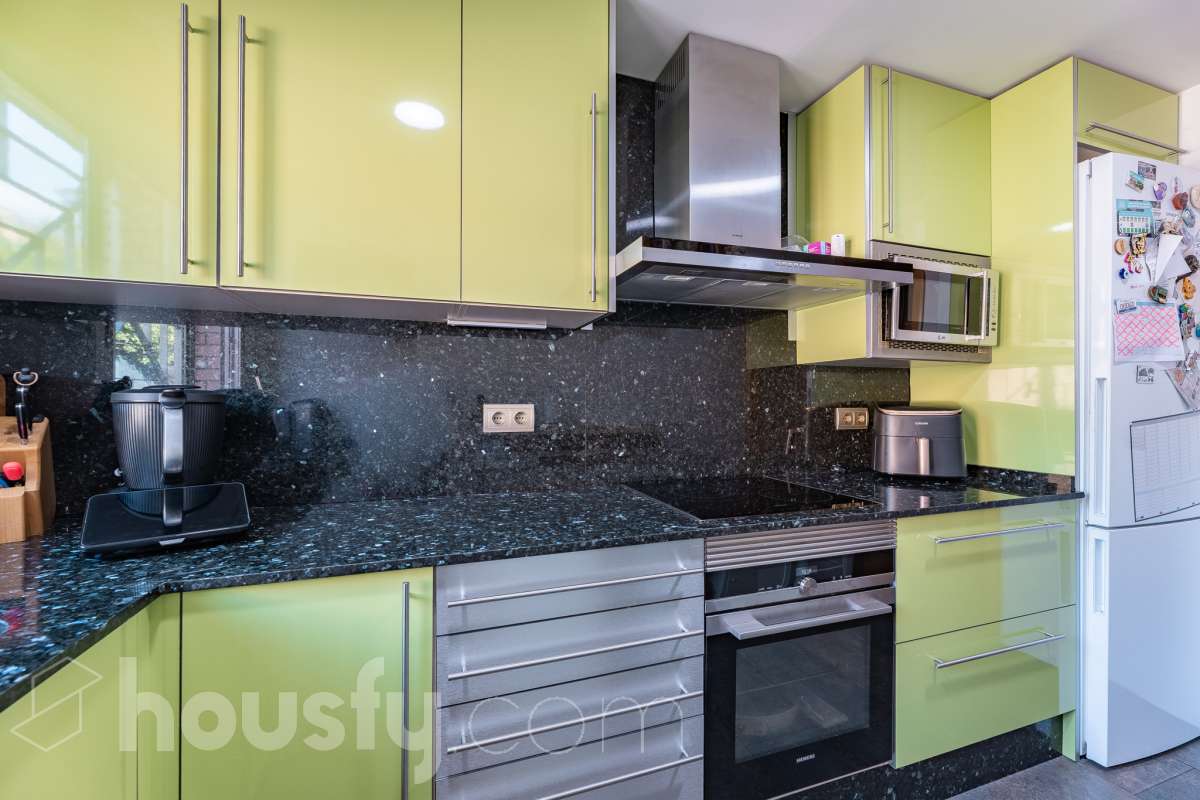 Housfy vende esta preciosa y amplia casa situada en una de las zonas residenciales más valoradas de Cubelles. Una vivienda pensada para disfrutar de la tranquilidad y del auténtico estilo de vida mediterráneo, con acceso directo a la playa, agradables vistas al mar y a menos de un minuto del paseo marítimo de Cubelles. La propiedad cuenta con 159 m² útiles, según datos de la Dirección General del Catastro, y fue construida en 2007. Se distribuye en tres plantas y destaca por sus espacios amplios, su luminosidad y sus excelentes zonas exteriores. Al acceder a la vivienda encontramos un agradable jardín privado con un encantador porche y zona de barbacoa, un espacio perfecto para desayunar al aire libre, organizar reuniones con familiares y amigos o disfrutar de las agradables noches de verano. La planta principal dispone de un amplio y luminoso salón-comedor, cocina equipada, un baño de cortesía y acceso directo al garaje. En la planta intermedia se encuentra la zona de descanso, formada por tres dormitorios, entre ellos una elegante suite con baño privado, además de otro baño completo. La última planta ofrece un espacio versátil y acogedor, con un salón, un baño y una amplia terraza con vistas al mar. Un rincón perfecto para relajarse, desconectar y disfrutar del entorno. La vivienda cuenta con aire acondicionado, calefacción y una plaza de garaje. Una vivienda luminosa y funcional, ideal para quienes buscan espacio, zonas exteriores y el privilegio de vivir junto al mar. ¡Solicita tu visita y ven a descubrirla! Zona y entorno Respecto a la ubicación, se sitúa en Cubelles, municipio de Barcelona. Esta propiedad se encuentra cerca de transporte público, colegios, supermercados y farmacias. Aviso legal El precio de venta no incluye gastos de la compraventa como notaría, registro, impuestos, ni tampoco honorarios agencia. Esta publicación no es vinculante. Consulta siempre la nota simple con Housfy antes de formalizar la compraventa. Sobre nosotros Housfy es la plataforma integral de servicios inmobiliarios. Nuestra combinación de expertos y tecnología pone al alcance de todo el mundo servicios cómodos, claros y seguros. AICAT número: 7922. Nos encargamos de la gestión y asesoramiento de la compra. ¡Olvídate de todo! Hacemos los trámites por ti. Y, si además necesitas financiación, ponemos a tu disposición un bróker hipotecario para ayudarte a conseguir las mejores condiciones para tu perfil económico. ¿Quieres visitarla? Contacta con Housfy y agenda tu visita sin compromiso. Más información en: housfy.com-11