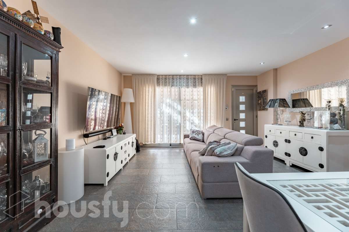 Housfy vende esta preciosa y amplia casa situada en una de las zonas residenciales más valoradas de Cubelles. Una vivienda pensada para disfrutar de la tranquilidad y del auténtico estilo de vida mediterráneo, con acceso directo a la playa, agradables vistas al mar y a menos de un minuto del paseo marítimo de Cubelles. La propiedad cuenta con 159 m² útiles, según datos de la Dirección General del Catastro, y fue construida en 2007. Se distribuye en tres plantas y destaca por sus espacios amplios, su luminosidad y sus excelentes zonas exteriores. Al acceder a la vivienda encontramos un agradable jardín privado con un encantador porche y zona de barbacoa, un espacio perfecto para desayunar al aire libre, organizar reuniones con familiares y amigos o disfrutar de las agradables noches de verano. La planta principal dispone de un amplio y luminoso salón-comedor, cocina equipada, un baño de cortesía y acceso directo al garaje. En la planta intermedia se encuentra la zona de descanso, formada por tres dormitorios, entre ellos una elegante suite con baño privado, además de otro baño completo. La última planta ofrece un espacio versátil y acogedor, con un salón, un baño y una amplia terraza con vistas al mar. Un rincón perfecto para relajarse, desconectar y disfrutar del entorno. La vivienda cuenta con aire acondicionado, calefacción y una plaza de garaje. Una vivienda luminosa y funcional, ideal para quienes buscan espacio, zonas exteriores y el privilegio de vivir junto al mar. ¡Solicita tu visita y ven a descubrirla! Zona y entorno Respecto a la ubicación, se sitúa en Cubelles, municipio de Barcelona. Esta propiedad se encuentra cerca de transporte público, colegios, supermercados y farmacias. Aviso legal El precio de venta no incluye gastos de la compraventa como notaría, registro, impuestos, ni tampoco honorarios agencia. Esta publicación no es vinculante. Consulta siempre la nota simple con Housfy antes de formalizar la compraventa. Sobre nosotros Housfy es la plataforma integral de servicios inmobiliarios. Nuestra combinación de expertos y tecnología pone al alcance de todo el mundo servicios cómodos, claros y seguros. AICAT número: 7922. Nos encargamos de la gestión y asesoramiento de la compra. ¡Olvídate de todo! Hacemos los trámites por ti. Y, si además necesitas financiación, ponemos a tu disposición un bróker hipotecario para ayudarte a conseguir las mejores condiciones para tu perfil económico. ¿Quieres visitarla? Contacta con Housfy y agenda tu visita sin compromiso. Más información en: housfy.com-3