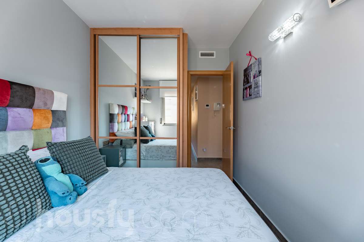 Housfy vende esta preciosa y amplia casa situada en una de las zonas residenciales más valoradas de Cubelles. Una vivienda pensada para disfrutar de la tranquilidad y del auténtico estilo de vida mediterráneo, con acceso directo a la playa, agradables vistas al mar y a menos de un minuto del paseo marítimo de Cubelles. La propiedad cuenta con 159 m² útiles, según datos de la Dirección General del Catastro, y fue construida en 2007. Se distribuye en tres plantas y destaca por sus espacios amplios, su luminosidad y sus excelentes zonas exteriores. Al acceder a la vivienda encontramos un agradable jardín privado con un encantador porche y zona de barbacoa, un espacio perfecto para desayunar al aire libre, organizar reuniones con familiares y amigos o disfrutar de las agradables noches de verano. La planta principal dispone de un amplio y luminoso salón-comedor, cocina equipada, un baño de cortesía y acceso directo al garaje. En la planta intermedia se encuentra la zona de descanso, formada por tres dormitorios, entre ellos una elegante suite con baño privado, además de otro baño completo. La última planta ofrece un espacio versátil y acogedor, con un salón, un baño y una amplia terraza con vistas al mar. Un rincón perfecto para relajarse, desconectar y disfrutar del entorno. La vivienda cuenta con aire acondicionado, calefacción y una plaza de garaje. Una vivienda luminosa y funcional, ideal para quienes buscan espacio, zonas exteriores y el privilegio de vivir junto al mar. ¡Solicita tu visita y ven a descubrirla! Zona y entorno Respecto a la ubicación, se sitúa en Cubelles, municipio de Barcelona. Esta propiedad se encuentra cerca de transporte público, colegios, supermercados y farmacias. Aviso legal El precio de venta no incluye gastos de la compraventa como notaría, registro, impuestos, ni tampoco honorarios agencia. Esta publicación no es vinculante. Consulta siempre la nota simple con Housfy antes de formalizar la compraventa. Sobre nosotros Housfy es la plataforma integral de servicios inmobiliarios. Nuestra combinación de expertos y tecnología pone al alcance de todo el mundo servicios cómodos, claros y seguros. AICAT número: 7922. Nos encargamos de la gestión y asesoramiento de la compra. ¡Olvídate de todo! Hacemos los trámites por ti. Y, si además necesitas financiación, ponemos a tu disposición un bróker hipotecario para ayudarte a conseguir las mejores condiciones para tu perfil económico. ¿Quieres visitarla? Contacta con Housfy y agenda tu visita sin compromiso. Más información en: housfy.com-9