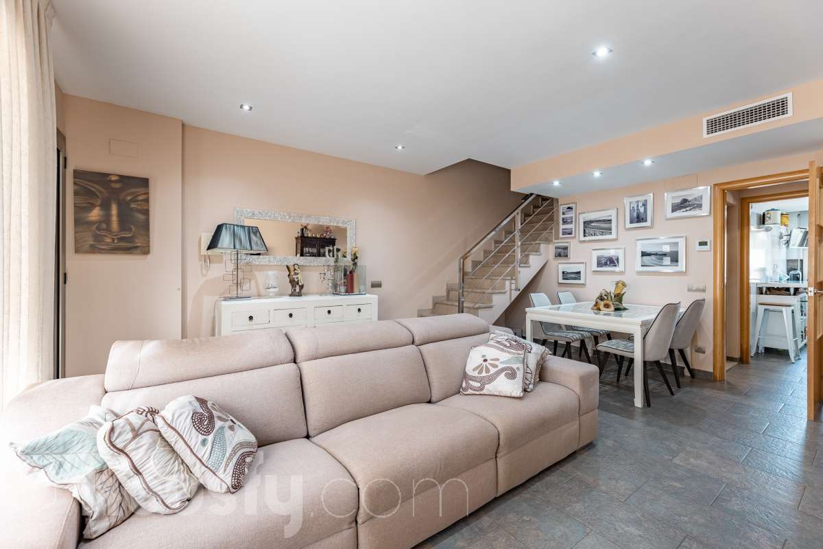 Housfy vende esta preciosa y amplia casa situada en una de las zonas residenciales más valoradas de Cubelles. Una vivienda pensada para disfrutar de la tranquilidad y del auténtico estilo de vida mediterráneo, con acceso directo a la playa, agradables vistas al mar y a menos de un minuto del paseo marítimo de Cubelles. La propiedad cuenta con 159 m² útiles, según datos de la Dirección General del Catastro, y fue construida en 2007. Se distribuye en tres plantas y destaca por sus espacios amplios, su luminosidad y sus excelentes zonas exteriores. Al acceder a la vivienda encontramos un agradable jardín privado con un encantador porche y zona de barbacoa, un espacio perfecto para desayunar al aire libre, organizar reuniones con familiares y amigos o disfrutar de las agradables noches de verano. La planta principal dispone de un amplio y luminoso salón-comedor, cocina equipada, un baño de cortesía y acceso directo al garaje. En la planta intermedia se encuentra la zona de descanso, formada por tres dormitorios, entre ellos una elegante suite con baño privado, además de otro baño completo. La última planta ofrece un espacio versátil y acogedor, con un salón, un baño y una amplia terraza con vistas al mar. Un rincón perfecto para relajarse, desconectar y disfrutar del entorno. La vivienda cuenta con aire acondicionado, calefacción y una plaza de garaje. Una vivienda luminosa y funcional, ideal para quienes buscan espacio, zonas exteriores y el privilegio de vivir junto al mar. ¡Solicita tu visita y ven a descubrirla! Zona y entorno Respecto a la ubicación, se sitúa en Cubelles, municipio de Barcelona. Esta propiedad se encuentra cerca de transporte público, colegios, supermercados y farmacias. Aviso legal El precio de venta no incluye gastos de la compraventa como notaría, registro, impuestos, ni tampoco honorarios agencia. Esta publicación no es vinculante. Consulta siempre la nota simple con Housfy antes de formalizar la compraventa. Sobre nosotros Housfy es la plataforma integral de servicios inmobiliarios. Nuestra combinación de expertos y tecnología pone al alcance de todo el mundo servicios cómodos, claros y seguros. AICAT número: 7922. Nos encargamos de la gestión y asesoramiento de la compra. ¡Olvídate de todo! Hacemos los trámites por ti. Y, si además necesitas financiación, ponemos a tu disposición un bróker hipotecario para ayudarte a conseguir las mejores condiciones para tu perfil económico. ¿Quieres visitarla? Contacta con Housfy y agenda tu visita sin compromiso. Más información en: housfy.com-2