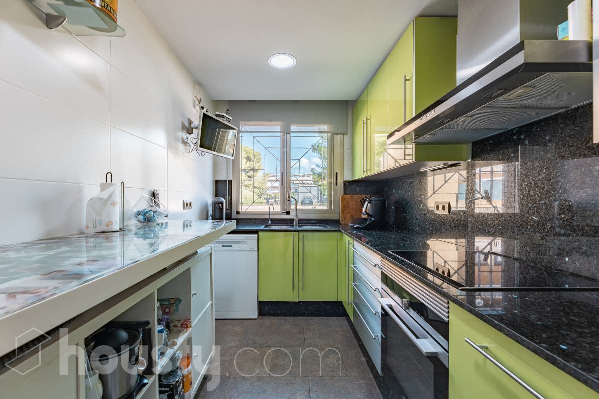 Housfy vende esta preciosa y amplia casa situada en una de las zonas residenciales más valoradas de Cubelles. Una vivienda pensada para disfrutar de la tranquilidad y del auténtico estilo de vida mediterráneo, con acceso directo a la playa, agradables vistas al mar y a menos de un minuto del paseo marítimo de Cubelles. La propiedad cuenta con 159 m² útiles, según datos de la Dirección General del Catastro, y fue construida en 2007. Se distribuye en tres plantas y destaca por sus espacios amplios, su luminosidad y sus excelentes zonas exteriores. Al acceder a la vivienda encontramos un agradable jardín privado con un encantador porche y zona de barbacoa, un espacio perfecto para desayunar al aire libre, organizar reuniones con familiares y amigos o disfrutar de las agradables noches de verano. La planta principal dispone de un amplio y luminoso salón-comedor, cocina equipada, un baño de cortesía y acceso directo al garaje. En la planta intermedia se encuentra la zona de descanso, formada por tres dormitorios, entre ellos una elegante suite con baño privado, además de otro baño completo. La última planta ofrece un espacio versátil y acogedor, con un salón, un baño y una amplia terraza con vistas al mar. Un rincón perfecto para relajarse, desconectar y disfrutar del entorno. La vivienda cuenta con aire acondicionado, calefacción y una plaza de garaje. Una vivienda luminosa y funcional, ideal para quienes buscan espacio, zonas exteriores y el privilegio de vivir junto al mar. ¡Solicita tu visita y ven a descubrirla! Zona y entorno Respecto a la ubicación, se sitúa en Cubelles, municipio de Barcelona. Esta propiedad se encuentra cerca de transporte público, colegios, supermercados y farmacias. Aviso legal El precio de venta no incluye gastos de la compraventa como notaría, registro, impuestos, ni tampoco honorarios agencia. Esta publicación no es vinculante. Consulta siempre la nota simple con Housfy antes de formalizar la compraventa. Sobre nosotros Housfy es la plataforma integral de servicios inmobiliarios. Nuestra combinación de expertos y tecnología pone al alcance de todo el mundo servicios cómodos, claros y seguros. AICAT número: 7922. Nos encargamos de la gestión y asesoramiento de la compra. ¡Olvídate de todo! Hacemos los trámites por ti. Y, si además necesitas financiación, ponemos a tu disposición un bróker hipotecario para ayudarte a conseguir las mejores condiciones para tu perfil económico. ¿Quieres visitarla? Contacta con Housfy y agenda tu visita sin compromiso. Más información en: housfy.com-12