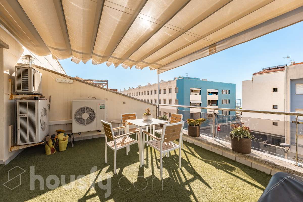 Housfy vende esta preciosa y amplia casa situada en una de las zonas residenciales más valoradas de Cubelles. Una vivienda pensada para disfrutar de la tranquilidad y del auténtico estilo de vida mediterráneo, con acceso directo a la playa, agradables vistas al mar y a menos de un minuto del paseo marítimo de Cubelles. La propiedad cuenta con 159 m² útiles, según datos de la Dirección General del Catastro, y fue construida en 2007. Se distribuye en tres plantas y destaca por sus espacios amplios, su luminosidad y sus excelentes zonas exteriores. Al acceder a la vivienda encontramos un agradable jardín privado con un encantador porche y zona de barbacoa, un espacio perfecto para desayunar al aire libre, organizar reuniones con familiares y amigos o disfrutar de las agradables noches de verano. La planta principal dispone de un amplio y luminoso salón-comedor, cocina equipada, un baño de cortesía y acceso directo al garaje. En la planta intermedia se encuentra la zona de descanso, formada por tres dormitorios, entre ellos una elegante suite con baño privado, además de otro baño completo. La última planta ofrece un espacio versátil y acogedor, con un salón, un baño y una amplia terraza con vistas al mar. Un rincón perfecto para relajarse, desconectar y disfrutar del entorno. La vivienda cuenta con aire acondicionado, calefacción y una plaza de garaje. Una vivienda luminosa y funcional, ideal para quienes buscan espacio, zonas exteriores y el privilegio de vivir junto al mar. ¡Solicita tu visita y ven a descubrirla! Zona y entorno Respecto a la ubicación, se sitúa en Cubelles, municipio de Barcelona. Esta propiedad se encuentra cerca de transporte público, colegios, supermercados y farmacias. Aviso legal El precio de venta no incluye gastos de la compraventa como notaría, registro, impuestos, ni tampoco honorarios agencia. Esta publicación no es vinculante. Consulta siempre la nota simple con Housfy antes de formalizar la compraventa. Sobre nosotros Housfy es la plataforma integral de servicios inmobiliarios. Nuestra combinación de expertos y tecnología pone al alcance de todo el mundo servicios cómodos, claros y seguros. AICAT número: 7922. Nos encargamos de la gestión y asesoramiento de la compra. ¡Olvídate de todo! Hacemos los trámites por ti. Y, si además necesitas financiación, ponemos a tu disposición un bróker hipotecario para ayudarte a conseguir las mejores condiciones para tu perfil económico. ¿Quieres visitarla? Contacta con Housfy y agenda tu visita sin compromiso. Más información en: housfy.com-5