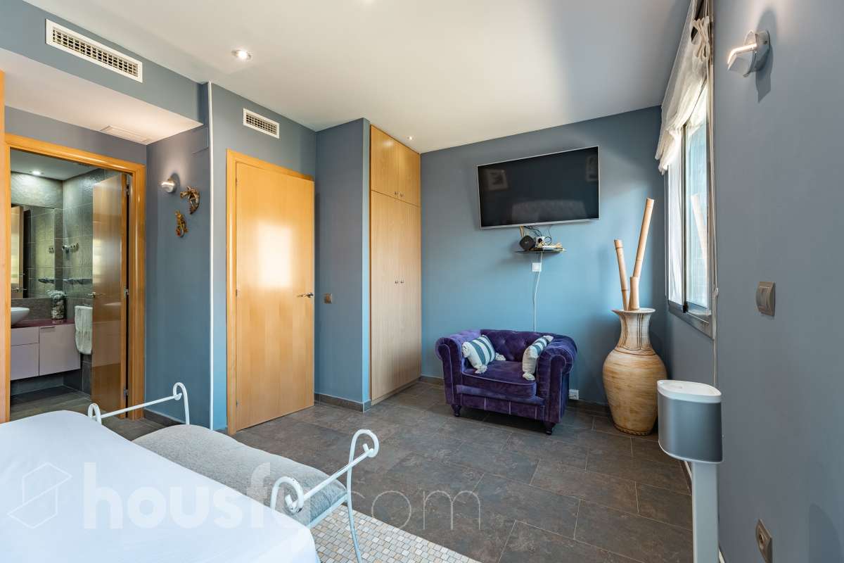 Housfy vende esta preciosa y amplia casa situada en una de las zonas residenciales más valoradas de Cubelles. Una vivienda pensada para disfrutar de la tranquilidad y del auténtico estilo de vida mediterráneo, con acceso directo a la playa, agradables vistas al mar y a menos de un minuto del paseo marítimo de Cubelles. La propiedad cuenta con 159 m² útiles, según datos de la Dirección General del Catastro, y fue construida en 2007. Se distribuye en tres plantas y destaca por sus espacios amplios, su luminosidad y sus excelentes zonas exteriores. Al acceder a la vivienda encontramos un agradable jardín privado con un encantador porche y zona de barbacoa, un espacio perfecto para desayunar al aire libre, organizar reuniones con familiares y amigos o disfrutar de las agradables noches de verano. La planta principal dispone de un amplio y luminoso salón-comedor, cocina equipada, un baño de cortesía y acceso directo al garaje. En la planta intermedia se encuentra la zona de descanso, formada por tres dormitorios, entre ellos una elegante suite con baño privado, además de otro baño completo. La última planta ofrece un espacio versátil y acogedor, con un salón, un baño y una amplia terraza con vistas al mar. Un rincón perfecto para relajarse, desconectar y disfrutar del entorno. La vivienda cuenta con aire acondicionado, calefacción y una plaza de garaje. Una vivienda luminosa y funcional, ideal para quienes buscan espacio, zonas exteriores y el privilegio de vivir junto al mar. ¡Solicita tu visita y ven a descubrirla! Zona y entorno Respecto a la ubicación, se sitúa en Cubelles, municipio de Barcelona. Esta propiedad se encuentra cerca de transporte público, colegios, supermercados y farmacias. Aviso legal El precio de venta no incluye gastos de la compraventa como notaría, registro, impuestos, ni tampoco honorarios agencia. Esta publicación no es vinculante. Consulta siempre la nota simple con Housfy antes de formalizar la compraventa. Sobre nosotros Housfy es la plataforma integral de servicios inmobiliarios. Nuestra combinación de expertos y tecnología pone al alcance de todo el mundo servicios cómodos, claros y seguros. AICAT número: 7922. Nos encargamos de la gestión y asesoramiento de la compra. ¡Olvídate de todo! Hacemos los trámites por ti. Y, si además necesitas financiación, ponemos a tu disposición un bróker hipotecario para ayudarte a conseguir las mejores condiciones para tu perfil económico. ¿Quieres visitarla? Contacta con Housfy y agenda tu visita sin compromiso. Más información en: housfy.com-7