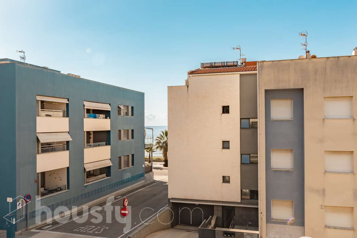 Housfy vende esta preciosa y amplia casa situada en una de las zonas residenciales más valoradas de Cubelles. Una vivienda pensada para disfrutar de la tranquilidad y del auténtico estilo de vida mediterráneo, con acceso directo a la playa, agradables vistas al mar y a menos de un minuto del paseo marítimo de Cubelles. La propiedad cuenta con 159 m² útiles, según datos de la Dirección General del Catastro, y fue construida en 2007. Se distribuye en tres plantas y destaca por sus espacios amplios, su luminosidad y sus excelentes zonas exteriores. Al acceder a la vivienda encontramos un agradable jardín privado con un encantador porche y zona de barbacoa, un espacio perfecto para desayunar al aire libre, organizar reuniones con familiares y amigos o disfrutar de las agradables noches de verano. La planta principal dispone de un amplio y luminoso salón-comedor, cocina equipada, un baño de cortesía y acceso directo al garaje. En la planta intermedia se encuentra la zona de descanso, formada por tres dormitorios, entre ellos una elegante suite con baño privado, además de otro baño completo. La última planta ofrece un espacio versátil y acogedor, con un salón, un baño y una amplia terraza con vistas al mar. Un rincón perfecto para relajarse, desconectar y disfrutar del entorno. La vivienda cuenta con aire acondicionado, calefacción y una plaza de garaje. Una vivienda luminosa y funcional, ideal para quienes buscan espacio, zonas exteriores y el privilegio de vivir junto al mar. ¡Solicita tu visita y ven a descubrirla! Zona y entorno Respecto a la ubicación, se sitúa en Cubelles, municipio de Barcelona. Esta propiedad se encuentra cerca de transporte público, colegios, supermercados y farmacias. Aviso legal El precio de venta no incluye gastos de la compraventa como notaría, registro, impuestos, ni tampoco honorarios agencia. Esta publicación no es vinculante. Consulta siempre la nota simple con Housfy antes de formalizar la compraventa. Sobre nosotros Housfy es la plataforma integral de servicios inmobiliarios. Nuestra combinación de expertos y tecnología pone al alcance de todo el mundo servicios cómodos, claros y seguros. AICAT número: 7922. Nos encargamos de la gestión y asesoramiento de la compra. ¡Olvídate de todo! Hacemos los trámites por ti. Y, si además necesitas financiación, ponemos a tu disposición un bróker hipotecario para ayudarte a conseguir las mejores condiciones para tu perfil económico. ¿Quieres visitarla? Contacta con Housfy y agenda tu visita sin compromiso. Más información en: housfy.com-19