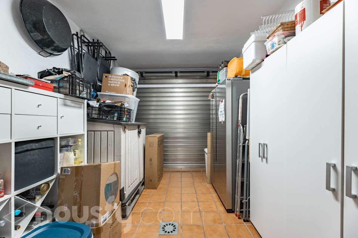 Housfy vende esta preciosa y amplia casa situada en una de las zonas residenciales más valoradas de Cubelles. Una vivienda pensada para disfrutar de la tranquilidad y del auténtico estilo de vida mediterráneo, con acceso directo a la playa, agradables vistas al mar y a menos de un minuto del paseo marítimo de Cubelles. La propiedad cuenta con 159 m² útiles, según datos de la Dirección General del Catastro, y fue construida en 2007. Se distribuye en tres plantas y destaca por sus espacios amplios, su luminosidad y sus excelentes zonas exteriores. Al acceder a la vivienda encontramos un agradable jardín privado con un encantador porche y zona de barbacoa, un espacio perfecto para desayunar al aire libre, organizar reuniones con familiares y amigos o disfrutar de las agradables noches de verano. La planta principal dispone de un amplio y luminoso salón-comedor, cocina equipada, un baño de cortesía y acceso directo al garaje. En la planta intermedia se encuentra la zona de descanso, formada por tres dormitorios, entre ellos una elegante suite con baño privado, además de otro baño completo. La última planta ofrece un espacio versátil y acogedor, con un salón, un baño y una amplia terraza con vistas al mar. Un rincón perfecto para relajarse, desconectar y disfrutar del entorno. La vivienda cuenta con aire acondicionado, calefacción y una plaza de garaje. Una vivienda luminosa y funcional, ideal para quienes buscan espacio, zonas exteriores y el privilegio de vivir junto al mar. ¡Solicita tu visita y ven a descubrirla! Zona y entorno Respecto a la ubicación, se sitúa en Cubelles, municipio de Barcelona. Esta propiedad se encuentra cerca de transporte público, colegios, supermercados y farmacias. Aviso legal El precio de venta no incluye gastos de la compraventa como notaría, registro, impuestos, ni tampoco honorarios agencia. Esta publicación no es vinculante. Consulta siempre la nota simple con Housfy antes de formalizar la compraventa. Sobre nosotros Housfy es la plataforma integral de servicios inmobiliarios. Nuestra combinación de expertos y tecnología pone al alcance de todo el mundo servicios cómodos, claros y seguros. AICAT número: 7922. Nos encargamos de la gestión y asesoramiento de la compra. ¡Olvídate de todo! Hacemos los trámites por ti. Y, si además necesitas financiación, ponemos a tu disposición un bróker hipotecario para ayudarte a conseguir las mejores condiciones para tu perfil económico. ¿Quieres visitarla? Contacta con Housfy y agenda tu visita sin compromiso. Más información en: housfy.com-18