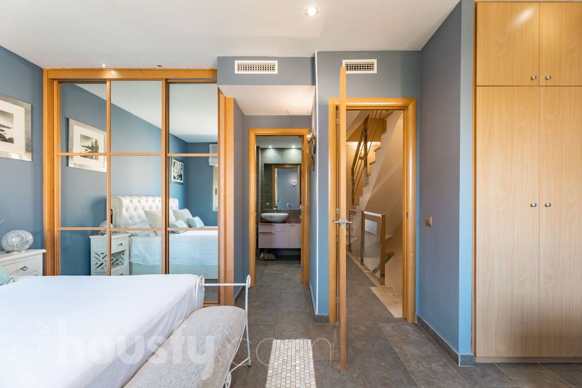 Housfy vende esta preciosa y amplia casa situada en una de las zonas residenciales más valoradas de Cubelles. Una vivienda pensada para disfrutar de la tranquilidad y del auténtico estilo de vida mediterráneo, con acceso directo a la playa, agradables vistas al mar y a menos de un minuto del paseo marítimo de Cubelles. La propiedad cuenta con 159 m² útiles, según datos de la Dirección General del Catastro, y fue construida en 2007. Se distribuye en tres plantas y destaca por sus espacios amplios, su luminosidad y sus excelentes zonas exteriores. Al acceder a la vivienda encontramos un agradable jardín privado con un encantador porche y zona de barbacoa, un espacio perfecto para desayunar al aire libre, organizar reuniones con familiares y amigos o disfrutar de las agradables noches de verano. La planta principal dispone de un amplio y luminoso salón-comedor, cocina equipada, un baño de cortesía y acceso directo al garaje. En la planta intermedia se encuentra la zona de descanso, formada por tres dormitorios, entre ellos una elegante suite con baño privado, además de otro baño completo. La última planta ofrece un espacio versátil y acogedor, con un salón, un baño y una amplia terraza con vistas al mar. Un rincón perfecto para relajarse, desconectar y disfrutar del entorno. La vivienda cuenta con aire acondicionado, calefacción y una plaza de garaje. Una vivienda luminosa y funcional, ideal para quienes buscan espacio, zonas exteriores y el privilegio de vivir junto al mar. ¡Solicita tu visita y ven a descubrirla! Zona y entorno Respecto a la ubicación, se sitúa en Cubelles, municipio de Barcelona. Esta propiedad se encuentra cerca de transporte público, colegios, supermercados y farmacias. Aviso legal El precio de venta no incluye gastos de la compraventa como notaría, registro, impuestos, ni tampoco honorarios agencia. Esta publicación no es vinculante. Consulta siempre la nota simple con Housfy antes de formalizar la compraventa. Sobre nosotros Housfy es la plataforma integral de servicios inmobiliarios. Nuestra combinación de expertos y tecnología pone al alcance de todo el mundo servicios cómodos, claros y seguros. AICAT número: 7922. Nos encargamos de la gestión y asesoramiento de la compra. ¡Olvídate de todo! Hacemos los trámites por ti. Y, si además necesitas financiación, ponemos a tu disposición un bróker hipotecario para ayudarte a conseguir las mejores condiciones para tu perfil económico. ¿Quieres visitarla? Contacta con Housfy y agenda tu visita sin compromiso. Más información en: housfy.com-8