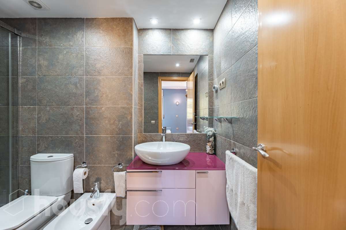Housfy vende esta preciosa y amplia casa situada en una de las zonas residenciales más valoradas de Cubelles. Una vivienda pensada para disfrutar de la tranquilidad y del auténtico estilo de vida mediterráneo, con acceso directo a la playa, agradables vistas al mar y a menos de un minuto del paseo marítimo de Cubelles. La propiedad cuenta con 159 m² útiles, según datos de la Dirección General del Catastro, y fue construida en 2007. Se distribuye en tres plantas y destaca por sus espacios amplios, su luminosidad y sus excelentes zonas exteriores. Al acceder a la vivienda encontramos un agradable jardín privado con un encantador porche y zona de barbacoa, un espacio perfecto para desayunar al aire libre, organizar reuniones con familiares y amigos o disfrutar de las agradables noches de verano. La planta principal dispone de un amplio y luminoso salón-comedor, cocina equipada, un baño de cortesía y acceso directo al garaje. En la planta intermedia se encuentra la zona de descanso, formada por tres dormitorios, entre ellos una elegante suite con baño privado, además de otro baño completo. La última planta ofrece un espacio versátil y acogedor, con un salón, un baño y una amplia terraza con vistas al mar. Un rincón perfecto para relajarse, desconectar y disfrutar del entorno. La vivienda cuenta con aire acondicionado, calefacción y una plaza de garaje. Una vivienda luminosa y funcional, ideal para quienes buscan espacio, zonas exteriores y el privilegio de vivir junto al mar. ¡Solicita tu visita y ven a descubrirla! Zona y entorno Respecto a la ubicación, se sitúa en Cubelles, municipio de Barcelona. Esta propiedad se encuentra cerca de transporte público, colegios, supermercados y farmacias. Aviso legal El precio de venta no incluye gastos de la compraventa como notaría, registro, impuestos, ni tampoco honorarios agencia. Esta publicación no es vinculante. Consulta siempre la nota simple con Housfy antes de formalizar la compraventa. Sobre nosotros Housfy es la plataforma integral de servicios inmobiliarios. Nuestra combinación de expertos y tecnología pone al alcance de todo el mundo servicios cómodos, claros y seguros. AICAT número: 7922. Nos encargamos de la gestión y asesoramiento de la compra. ¡Olvídate de todo! Hacemos los trámites por ti. Y, si además necesitas financiación, ponemos a tu disposición un bróker hipotecario para ayudarte a conseguir las mejores condiciones para tu perfil económico. ¿Quieres visitarla? Contacta con Housfy y agenda tu visita sin compromiso. Más información en: housfy.com-14