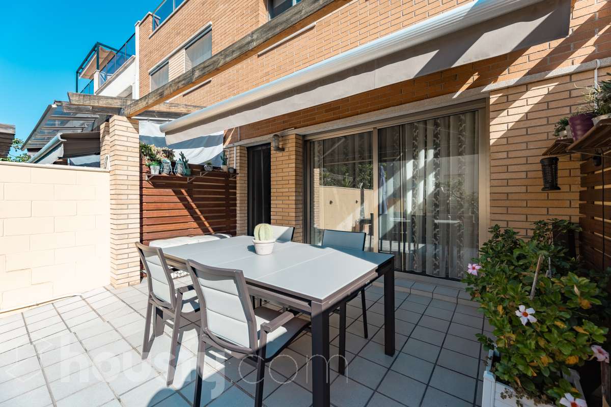 Housfy vende esta preciosa y amplia casa situada en una de las zonas residenciales más valoradas de Cubelles. Una vivienda pensada para disfrutar de la tranquilidad y del auténtico estilo de vida mediterráneo, con acceso directo a la playa, agradables vistas al mar y a menos de un minuto del paseo marítimo de Cubelles. La propiedad cuenta con 159 m² útiles, según datos de la Dirección General del Catastro, y fue construida en 2007. Se distribuye en tres plantas y destaca por sus espacios amplios, su luminosidad y sus excelentes zonas exteriores. Al acceder a la vivienda encontramos un agradable jardín privado con un encantador porche y zona de barbacoa, un espacio perfecto para desayunar al aire libre, organizar reuniones con familiares y amigos o disfrutar de las agradables noches de verano. La planta principal dispone de un amplio y luminoso salón-comedor, cocina equipada, un baño de cortesía y acceso directo al garaje. En la planta intermedia se encuentra la zona de descanso, formada por tres dormitorios, entre ellos una elegante suite con baño privado, además de otro baño completo. La última planta ofrece un espacio versátil y acogedor, con un salón, un baño y una amplia terraza con vistas al mar. Un rincón perfecto para relajarse, desconectar y disfrutar del entorno. La vivienda cuenta con aire acondicionado, calefacción y una plaza de garaje. Una vivienda luminosa y funcional, ideal para quienes buscan espacio, zonas exteriores y el privilegio de vivir junto al mar. ¡Solicita tu visita y ven a descubrirla! Zona y entorno Respecto a la ubicación, se sitúa en Cubelles, municipio de Barcelona. Esta propiedad se encuentra cerca de transporte público, colegios, supermercados y farmacias. Aviso legal El precio de venta no incluye gastos de la compraventa como notaría, registro, impuestos, ni tampoco honorarios agencia. Esta publicación no es vinculante. Consulta siempre la nota simple con Housfy antes de formalizar la compraventa. Sobre nosotros Housfy es la plataforma integral de servicios inmobiliarios. Nuestra combinación de expertos y tecnología pone al alcance de todo el mundo servicios cómodos, claros y seguros. AICAT número: 7922. Nos encargamos de la gestión y asesoramiento de la compra. ¡Olvídate de todo! Hacemos los trámites por ti. Y, si además necesitas financiación, ponemos a tu disposición un bróker hipotecario para ayudarte a conseguir las mejores condiciones para tu perfil económico. ¿Quieres visitarla? Contacta con Housfy y agenda tu visita sin compromiso. Más información en: housfy.com-15