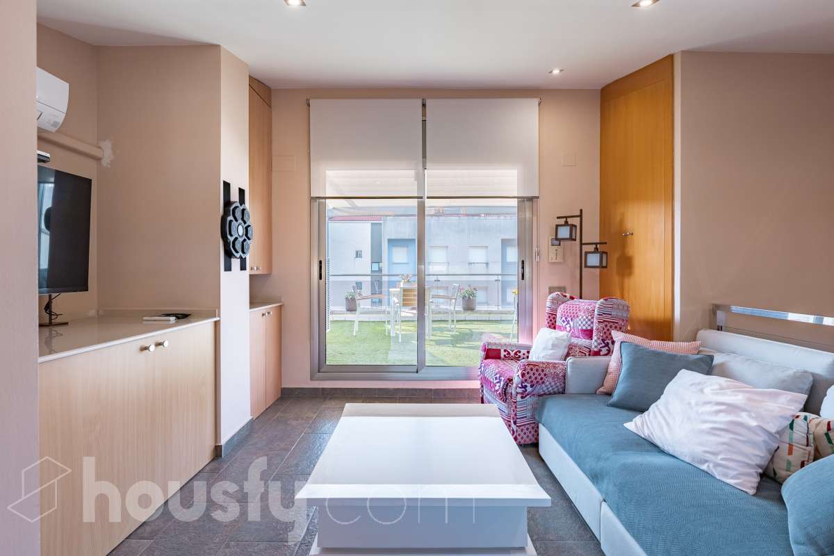 Housfy vende esta preciosa y amplia casa situada en una de las zonas residenciales más valoradas de Cubelles. Una vivienda pensada para disfrutar de la tranquilidad y del auténtico estilo de vida mediterráneo, con acceso directo a la playa, agradables vistas al mar y a menos de un minuto del paseo marítimo de Cubelles. La propiedad cuenta con 159 m² útiles, según datos de la Dirección General del Catastro, y fue construida en 2007. Se distribuye en tres plantas y destaca por sus espacios amplios, su luminosidad y sus excelentes zonas exteriores. Al acceder a la vivienda encontramos un agradable jardín privado con un encantador porche y zona de barbacoa, un espacio perfecto para desayunar al aire libre, organizar reuniones con familiares y amigos o disfrutar de las agradables noches de verano. La planta principal dispone de un amplio y luminoso salón-comedor, cocina equipada, un baño de cortesía y acceso directo al garaje. En la planta intermedia se encuentra la zona de descanso, formada por tres dormitorios, entre ellos una elegante suite con baño privado, además de otro baño completo. La última planta ofrece un espacio versátil y acogedor, con un salón, un baño y una amplia terraza con vistas al mar. Un rincón perfecto para relajarse, desconectar y disfrutar del entorno. La vivienda cuenta con aire acondicionado, calefacción y una plaza de garaje. Una vivienda luminosa y funcional, ideal para quienes buscan espacio, zonas exteriores y el privilegio de vivir junto al mar. ¡Solicita tu visita y ven a descubrirla! Zona y entorno Respecto a la ubicación, se sitúa en Cubelles, municipio de Barcelona. Esta propiedad se encuentra cerca de transporte público, colegios, supermercados y farmacias. Aviso legal El precio de venta no incluye gastos de la compraventa como notaría, registro, impuestos, ni tampoco honorarios agencia. Esta publicación no es vinculante. Consulta siempre la nota simple con Housfy antes de formalizar la compraventa. Sobre nosotros Housfy es la plataforma integral de servicios inmobiliarios. Nuestra combinación de expertos y tecnología pone al alcance de todo el mundo servicios cómodos, claros y seguros. AICAT número: 7922. Nos encargamos de la gestión y asesoramiento de la compra. ¡Olvídate de todo! Hacemos los trámites por ti. Y, si además necesitas financiación, ponemos a tu disposición un bróker hipotecario para ayudarte a conseguir las mejores condiciones para tu perfil económico. ¿Quieres visitarla? Contacta con Housfy y agenda tu visita sin compromiso. Más información en: housfy.com-4