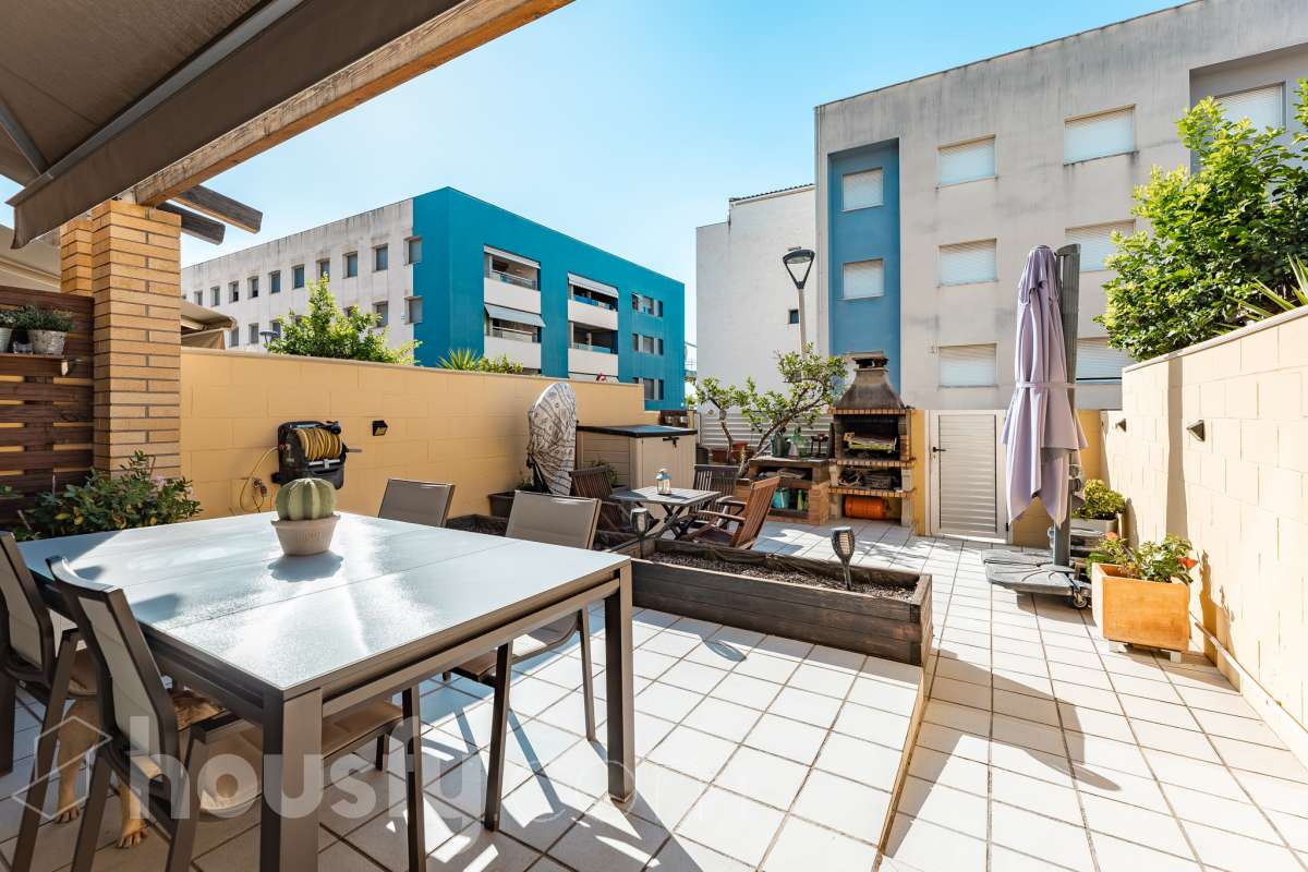 Housfy vende esta preciosa y amplia casa situada en una de las zonas residenciales más valoradas de Cubelles. Una vivienda pensada para disfrutar de la tranquilidad y del auténtico estilo de vida mediterráneo, con acceso directo a la playa, agradables vistas al mar y a menos de un minuto del paseo marítimo de Cubelles. La propiedad cuenta con 159 m² útiles, según datos de la Dirección General del Catastro, y fue construida en 2007. Se distribuye en tres plantas y destaca por sus espacios amplios, su luminosidad y sus excelentes zonas exteriores. Al acceder a la vivienda encontramos un agradable jardín privado con un encantador porche y zona de barbacoa, un espacio perfecto para desayunar al aire libre, organizar reuniones con familiares y amigos o disfrutar de las agradables noches de verano. La planta principal dispone de un amplio y luminoso salón-comedor, cocina equipada, un baño de cortesía y acceso directo al garaje. En la planta intermedia se encuentra la zona de descanso, formada por tres dormitorios, entre ellos una elegante suite con baño privado, además de otro baño completo. La última planta ofrece un espacio versátil y acogedor, con un salón, un baño y una amplia terraza con vistas al mar. Un rincón perfecto para relajarse, desconectar y disfrutar del entorno. La vivienda cuenta con aire acondicionado, calefacción y una plaza de garaje. Una vivienda luminosa y funcional, ideal para quienes buscan espacio, zonas exteriores y el privilegio de vivir junto al mar. ¡Solicita tu visita y ven a descubrirla! Zona y entorno Respecto a la ubicación, se sitúa en Cubelles, municipio de Barcelona. Esta propiedad se encuentra cerca de transporte público, colegios, supermercados y farmacias. Aviso legal El precio de venta no incluye gastos de la compraventa como notaría, registro, impuestos, ni tampoco honorarios agencia. Esta publicación no es vinculante. Consulta siempre la nota simple con Housfy antes de formalizar la compraventa. Sobre nosotros Housfy es la plataforma integral de servicios inmobiliarios. Nuestra combinación de expertos y tecnología pone al alcance de todo el mundo servicios cómodos, claros y seguros. AICAT número: 7922. Nos encargamos de la gestión y asesoramiento de la compra. ¡Olvídate de todo! Hacemos los trámites por ti. Y, si además necesitas financiación, ponemos a tu disposición un bróker hipotecario para ayudarte a conseguir las mejores condiciones para tu perfil económico. ¿Quieres visitarla? Contacta con Housfy y agenda tu visita sin compromiso. Más información en: housfy.com-16
