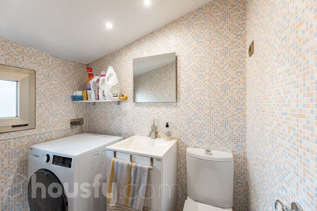 Housfy vende esta preciosa y amplia casa situada en una de las zonas residenciales más valoradas de Cubelles. Una vivienda pensada para disfrutar de la tranquilidad y del auténtico estilo de vida mediterráneo, con acceso directo a la playa, agradables vistas al mar y a menos de un minuto del paseo marítimo de Cubelles. La propiedad cuenta con 159 m² útiles, según datos de la Dirección General del Catastro, y fue construida en 2007. Se distribuye en tres plantas y destaca por sus espacios amplios, su luminosidad y sus excelentes zonas exteriores. Al acceder a la vivienda encontramos un agradable jardín privado con un encantador porche y zona de barbacoa, un espacio perfecto para desayunar al aire libre, organizar reuniones con familiares y amigos o disfrutar de las agradables noches de verano. La planta principal dispone de un amplio y luminoso salón-comedor, cocina equipada, un baño de cortesía y acceso directo al garaje. En la planta intermedia se encuentra la zona de descanso, formada por tres dormitorios, entre ellos una elegante suite con baño privado, además de otro baño completo. La última planta ofrece un espacio versátil y acogedor, con un salón, un baño y una amplia terraza con vistas al mar. Un rincón perfecto para relajarse, desconectar y disfrutar del entorno. La vivienda cuenta con aire acondicionado, calefacción y una plaza de garaje. Una vivienda luminosa y funcional, ideal para quienes buscan espacio, zonas exteriores y el privilegio de vivir junto al mar. ¡Solicita tu visita y ven a descubrirla! Zona y entorno Respecto a la ubicación, se sitúa en Cubelles, municipio de Barcelona. Esta propiedad se encuentra cerca de transporte público, colegios, supermercados y farmacias. Aviso legal El precio de venta no incluye gastos de la compraventa como notaría, registro, impuestos, ni tampoco honorarios agencia. Esta publicación no es vinculante. Consulta siempre la nota simple con Housfy antes de formalizar la compraventa. Sobre nosotros Housfy es la plataforma integral de servicios inmobiliarios. Nuestra combinación de expertos y tecnología pone al alcance de todo el mundo servicios cómodos, claros y seguros. AICAT número: 7922. Nos encargamos de la gestión y asesoramiento de la compra. ¡Olvídate de todo! Hacemos los trámites por ti. Y, si además necesitas financiación, ponemos a tu disposición un bróker hipotecario para ayudarte a conseguir las mejores condiciones para tu perfil económico. ¿Quieres visitarla? Contacta con Housfy y agenda tu visita sin compromiso. Más información en: housfy.com-17