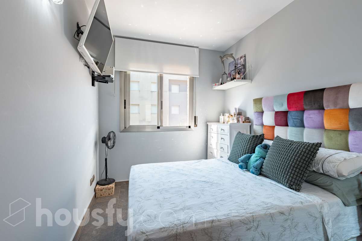 Housfy vende esta preciosa y amplia casa situada en una de las zonas residenciales más valoradas de Cubelles. Una vivienda pensada para disfrutar de la tranquilidad y del auténtico estilo de vida mediterráneo, con acceso directo a la playa, agradables vistas al mar y a menos de un minuto del paseo marítimo de Cubelles. La propiedad cuenta con 159 m² útiles, según datos de la Dirección General del Catastro, y fue construida en 2007. Se distribuye en tres plantas y destaca por sus espacios amplios, su luminosidad y sus excelentes zonas exteriores. Al acceder a la vivienda encontramos un agradable jardín privado con un encantador porche y zona de barbacoa, un espacio perfecto para desayunar al aire libre, organizar reuniones con familiares y amigos o disfrutar de las agradables noches de verano. La planta principal dispone de un amplio y luminoso salón-comedor, cocina equipada, un baño de cortesía y acceso directo al garaje. En la planta intermedia se encuentra la zona de descanso, formada por tres dormitorios, entre ellos una elegante suite con baño privado, además de otro baño completo. La última planta ofrece un espacio versátil y acogedor, con un salón, un baño y una amplia terraza con vistas al mar. Un rincón perfecto para relajarse, desconectar y disfrutar del entorno. La vivienda cuenta con aire acondicionado, calefacción y una plaza de garaje. Una vivienda luminosa y funcional, ideal para quienes buscan espacio, zonas exteriores y el privilegio de vivir junto al mar. ¡Solicita tu visita y ven a descubrirla! Zona y entorno Respecto a la ubicación, se sitúa en Cubelles, municipio de Barcelona. Esta propiedad se encuentra cerca de transporte público, colegios, supermercados y farmacias. Aviso legal El precio de venta no incluye gastos de la compraventa como notaría, registro, impuestos, ni tampoco honorarios agencia. Esta publicación no es vinculante. Consulta siempre la nota simple con Housfy antes de formalizar la compraventa. Sobre nosotros Housfy es la plataforma integral de servicios inmobiliarios. Nuestra combinación de expertos y tecnología pone al alcance de todo el mundo servicios cómodos, claros y seguros. AICAT número: 7922. Nos encargamos de la gestión y asesoramiento de la compra. ¡Olvídate de todo! Hacemos los trámites por ti. Y, si además necesitas financiación, ponemos a tu disposición un bróker hipotecario para ayudarte a conseguir las mejores condiciones para tu perfil económico. ¿Quieres visitarla? Contacta con Housfy y agenda tu visita sin compromiso. Más información en: housfy.com-10