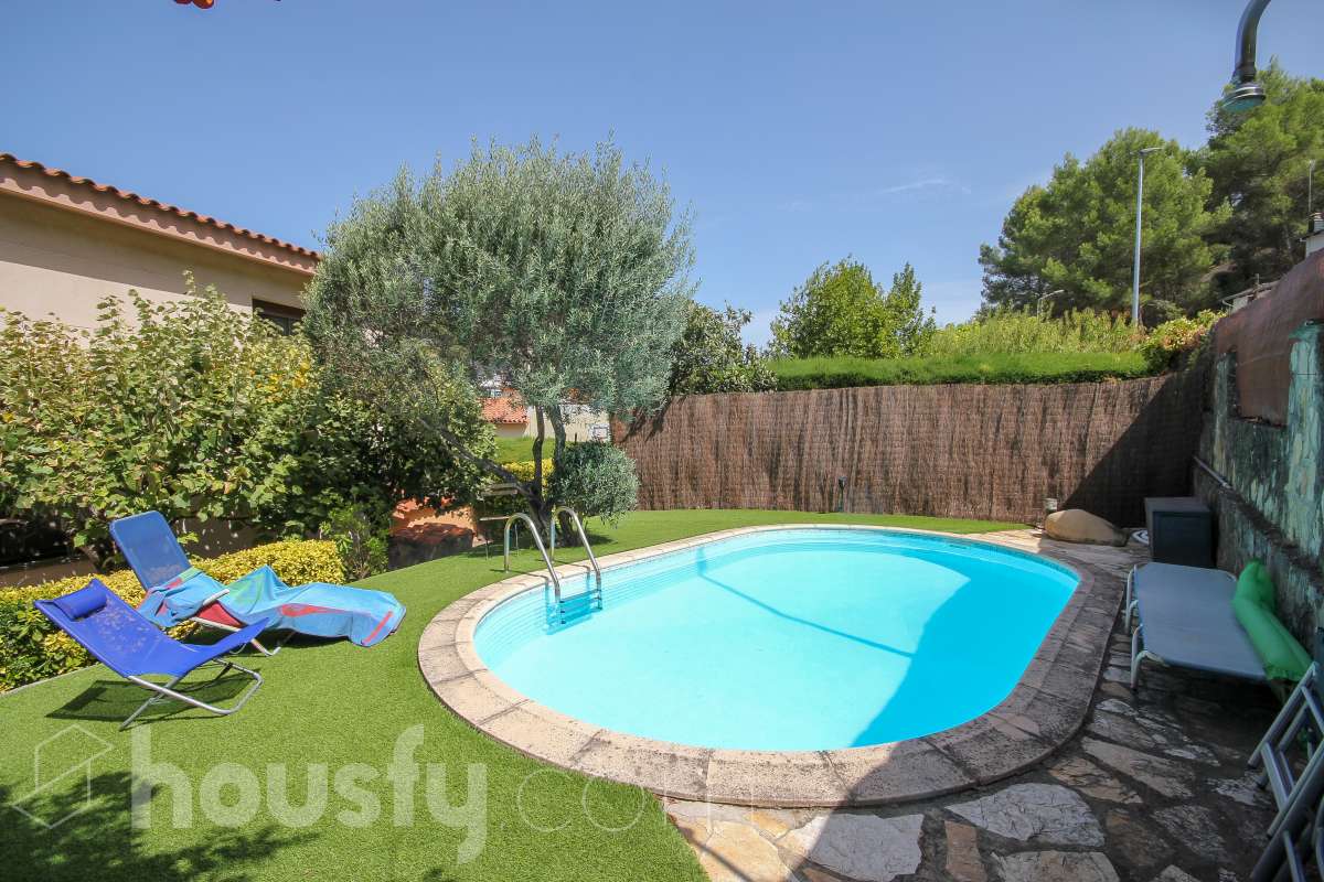 Housfy vende encantadora casa familiar con jardín y piscina en Cervelló Ubicada en una zona tranquila de Cervelló, esta propiedad destaca por sus amplios espacios y sus agradables zonas exteriores, que incluyen jardín, zona de huerto y piscina privada. La vivienda cuenta con 239 m² construidos (verificados con la Dirección General de Catastro). Además de estos metros, dispone de superficie adicional que ya se encuentra en trámite de regularización. La vivienda ofrece una distribución cómoda y funcional en tres plantas. La planta principal cuenta con un amplio salón-comedor conectado con la cocina y con salida a una agradable terraza, además de dos dormitorios y un baño. La cocina incorpora además una cocina de leña, que aporta un toque tradicional y acogedor a la vivienda. En la planta superior encontramos dos habitaciones, una de ellas con vestidor, y un segundo baño. La planta inferior está destinada a garaje y dispone además de trastero y lavadero independiente. Características específicas: -Piscina privada -Trastero -Garaje -Jardín privado y zona de huerto -Terraza -Calefacción -Cocina de leña -Con buenas vistas Zona y entorno La propiedad se encuentra en Cervelló, municipio de Barcelona, en una zona residencial tranquila y rodeada de naturaleza. Dispone de servicios y transporte público en las proximidades, así como de buena comunicación con Barcelona, combinando la tranquilidad de la zona con la cercanía a la ciudad. Aviso legal El precio de venta no incluye gastos de la compraventa como notaría, registro, impuestos, ni tampoco honorarios agencia. Esta publicación no es vinculante. Consulta siempre la nota simple con Housfy antes de formalizar la compraventa. Sobre nosotros Housfy es la plataforma integral de servicios inmobiliarios. Nuestra combinación de expertos y tecnología pone al alcance de todo el mundo servicios cómodos, claros y seguros. AICAT número: 7922. Nos encargamos de la gestión y asesoramiento de la compra. ¡Olvídate de todo! Hacemos los trámites por ti. Y, si además necesitas financiación, ponemos a tu disposición un bróker hipotecario para ayudarte a conseguir las mejores condiciones para tu perfil económico. ¿Quieres visitarla? Contacta con Housfy y agenda tu visita sin compromiso. Más información en: housfy.com En cumplimiento de la Ley 8/2026 en Cataluña, el certificado de presencia o ausencia de amianto se encuentra en proceso de tramitación.-3