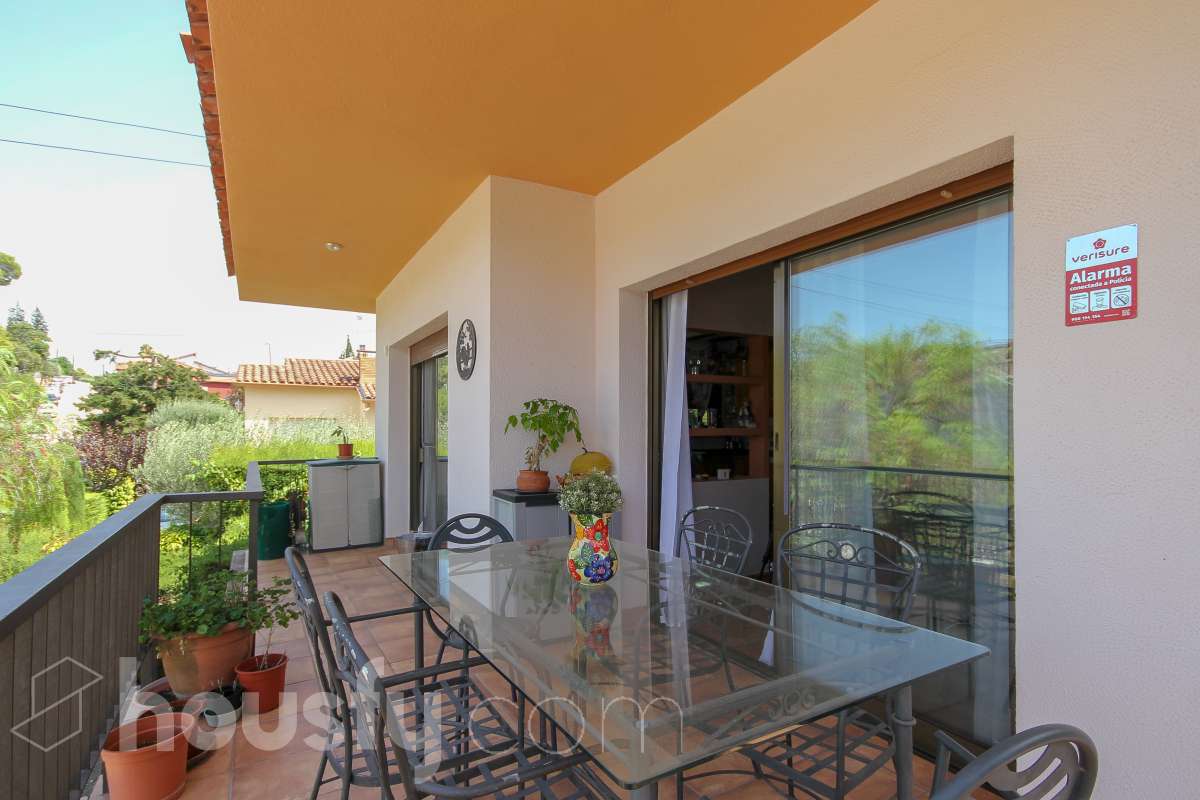 Housfy vende encantadora casa familiar con jardín y piscina en Cervelló Ubicada en una zona tranquila de Cervelló, esta propiedad destaca por sus amplios espacios y sus agradables zonas exteriores, que incluyen jardín, zona de huerto y piscina privada. La vivienda cuenta con 239 m² construidos (verificados con la Dirección General de Catastro). Además de estos metros, dispone de superficie adicional que ya se encuentra en trámite de regularización. La vivienda ofrece una distribución cómoda y funcional en tres plantas. La planta principal cuenta con un amplio salón-comedor conectado con la cocina y con salida a una agradable terraza, además de dos dormitorios y un baño. La cocina incorpora además una cocina de leña, que aporta un toque tradicional y acogedor a la vivienda. En la planta superior encontramos dos habitaciones, una de ellas con vestidor, y un segundo baño. La planta inferior está destinada a garaje y dispone además de trastero y lavadero independiente. Características específicas: -Piscina privada -Trastero -Garaje -Jardín privado y zona de huerto -Terraza -Calefacción -Cocina de leña -Con buenas vistas Zona y entorno La propiedad se encuentra en Cervelló, municipio de Barcelona, en una zona residencial tranquila y rodeada de naturaleza. Dispone de servicios y transporte público en las proximidades, así como de buena comunicación con Barcelona, combinando la tranquilidad de la zona con la cercanía a la ciudad. Aviso legal El precio de venta no incluye gastos de la compraventa como notaría, registro, impuestos, ni tampoco honorarios agencia. Esta publicación no es vinculante. Consulta siempre la nota simple con Housfy antes de formalizar la compraventa. Sobre nosotros Housfy es la plataforma integral de servicios inmobiliarios. Nuestra combinación de expertos y tecnología pone al alcance de todo el mundo servicios cómodos, claros y seguros. AICAT número: 7922. Nos encargamos de la gestión y asesoramiento de la compra. ¡Olvídate de todo! Hacemos los trámites por ti. Y, si además necesitas financiación, ponemos a tu disposición un bróker hipotecario para ayudarte a conseguir las mejores condiciones para tu perfil económico. ¿Quieres visitarla? Contacta con Housfy y agenda tu visita sin compromiso. Más información en: housfy.com En cumplimiento de la Ley 8/2026 en Cataluña, el certificado de presencia o ausencia de amianto se encuentra en proceso de tramitación.-9