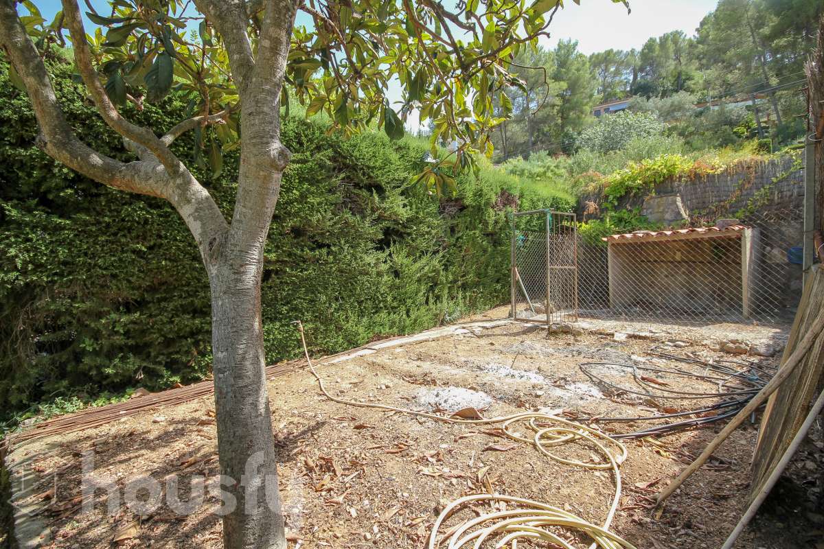 Housfy vende encantadora casa familiar con jardín y piscina en Cervelló Ubicada en una zona tranquila de Cervelló, esta propiedad destaca por sus amplios espacios y sus agradables zonas exteriores, que incluyen jardín, zona de huerto y piscina privada. La vivienda cuenta con 239 m² construidos (verificados con la Dirección General de Catastro). Además de estos metros, dispone de superficie adicional que ya se encuentra en trámite de regularización. La vivienda ofrece una distribución cómoda y funcional en tres plantas. La planta principal cuenta con un amplio salón-comedor conectado con la cocina y con salida a una agradable terraza, además de dos dormitorios y un baño. La cocina incorpora además una cocina de leña, que aporta un toque tradicional y acogedor a la vivienda. En la planta superior encontramos dos habitaciones, una de ellas con vestidor, y un segundo baño. La planta inferior está destinada a garaje y dispone además de trastero y lavadero independiente. Características específicas: -Piscina privada -Trastero -Garaje -Jardín privado y zona de huerto -Terraza -Calefacción -Cocina de leña -Con buenas vistas Zona y entorno La propiedad se encuentra en Cervelló, municipio de Barcelona, en una zona residencial tranquila y rodeada de naturaleza. Dispone de servicios y transporte público en las proximidades, así como de buena comunicación con Barcelona, combinando la tranquilidad de la zona con la cercanía a la ciudad. Aviso legal El precio de venta no incluye gastos de la compraventa como notaría, registro, impuestos, ni tampoco honorarios agencia. Esta publicación no es vinculante. Consulta siempre la nota simple con Housfy antes de formalizar la compraventa. Sobre nosotros Housfy es la plataforma integral de servicios inmobiliarios. Nuestra combinación de expertos y tecnología pone al alcance de todo el mundo servicios cómodos, claros y seguros. AICAT número: 7922. Nos encargamos de la gestión y asesoramiento de la compra. ¡Olvídate de todo! Hacemos los trámites por ti. Y, si además necesitas financiación, ponemos a tu disposición un bróker hipotecario para ayudarte a conseguir las mejores condiciones para tu perfil económico. ¿Quieres visitarla? Contacta con Housfy y agenda tu visita sin compromiso. Más información en: housfy.com En cumplimiento de la Ley 8/2026 en Cataluña, el certificado de presencia o ausencia de amianto se encuentra en proceso de tramitación.-46