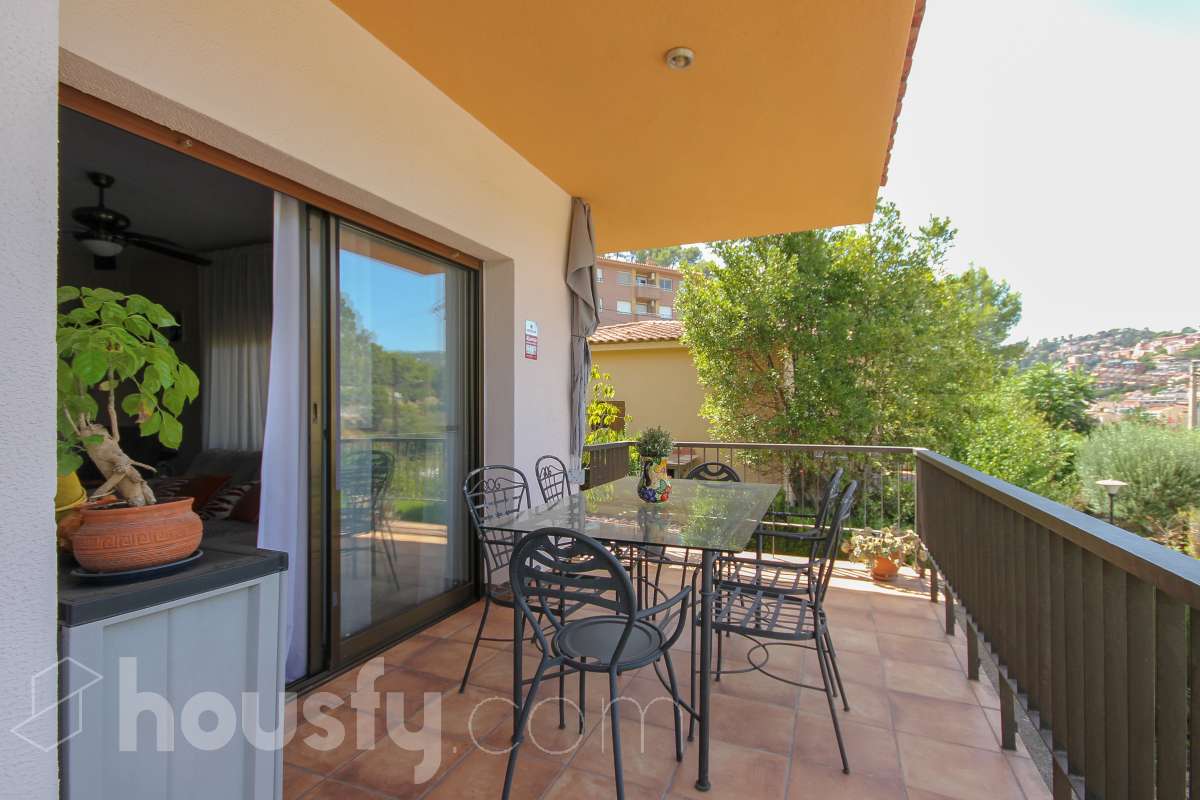 Housfy vende encantadora casa familiar con jardín y piscina en Cervelló Ubicada en una zona tranquila de Cervelló, esta propiedad destaca por sus amplios espacios y sus agradables zonas exteriores, que incluyen jardín, zona de huerto y piscina privada. La vivienda cuenta con 239 m² construidos (verificados con la Dirección General de Catastro). Además de estos metros, dispone de superficie adicional que ya se encuentra en trámite de regularización. La vivienda ofrece una distribución cómoda y funcional en tres plantas. La planta principal cuenta con un amplio salón-comedor conectado con la cocina y con salida a una agradable terraza, además de dos dormitorios y un baño. La cocina incorpora además una cocina de leña, que aporta un toque tradicional y acogedor a la vivienda. En la planta superior encontramos dos habitaciones, una de ellas con vestidor, y un segundo baño. La planta inferior está destinada a garaje y dispone además de trastero y lavadero independiente. Características específicas: -Piscina privada -Trastero -Garaje -Jardín privado y zona de huerto -Terraza -Calefacción -Cocina de leña -Con buenas vistas Zona y entorno La propiedad se encuentra en Cervelló, municipio de Barcelona, en una zona residencial tranquila y rodeada de naturaleza. Dispone de servicios y transporte público en las proximidades, así como de buena comunicación con Barcelona, combinando la tranquilidad de la zona con la cercanía a la ciudad. Aviso legal El precio de venta no incluye gastos de la compraventa como notaría, registro, impuestos, ni tampoco honorarios agencia. Esta publicación no es vinculante. Consulta siempre la nota simple con Housfy antes de formalizar la compraventa. Sobre nosotros Housfy es la plataforma integral de servicios inmobiliarios. Nuestra combinación de expertos y tecnología pone al alcance de todo el mundo servicios cómodos, claros y seguros. AICAT número: 7922. Nos encargamos de la gestión y asesoramiento de la compra. ¡Olvídate de todo! Hacemos los trámites por ti. Y, si además necesitas financiación, ponemos a tu disposición un bróker hipotecario para ayudarte a conseguir las mejores condiciones para tu perfil económico. ¿Quieres visitarla? Contacta con Housfy y agenda tu visita sin compromiso. Más información en: housfy.com En cumplimiento de la Ley 8/2026 en Cataluña, el certificado de presencia o ausencia de amianto se encuentra en proceso de tramitación.-10