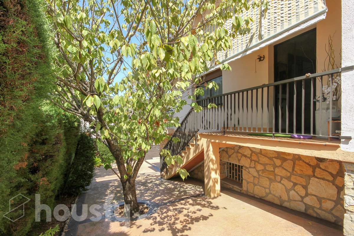 Housfy vende encantadora casa familiar con jardín y piscina en Cervelló Ubicada en una zona tranquila de Cervelló, esta propiedad destaca por sus amplios espacios y sus agradables zonas exteriores, que incluyen jardín, zona de huerto y piscina privada. La vivienda cuenta con 239 m² construidos (verificados con la Dirección General de Catastro). Además de estos metros, dispone de superficie adicional que ya se encuentra en trámite de regularización. La vivienda ofrece una distribución cómoda y funcional en tres plantas. La planta principal cuenta con un amplio salón-comedor conectado con la cocina y con salida a una agradable terraza, además de dos dormitorios y un baño. La cocina incorpora además una cocina de leña, que aporta un toque tradicional y acogedor a la vivienda. En la planta superior encontramos dos habitaciones, una de ellas con vestidor, y un segundo baño. La planta inferior está destinada a garaje y dispone además de trastero y lavadero independiente. Características específicas: -Piscina privada -Trastero -Garaje -Jardín privado y zona de huerto -Terraza -Calefacción -Cocina de leña -Con buenas vistas Zona y entorno La propiedad se encuentra en Cervelló, municipio de Barcelona, en una zona residencial tranquila y rodeada de naturaleza. Dispone de servicios y transporte público en las proximidades, así como de buena comunicación con Barcelona, combinando la tranquilidad de la zona con la cercanía a la ciudad. Aviso legal El precio de venta no incluye gastos de la compraventa como notaría, registro, impuestos, ni tampoco honorarios agencia. Esta publicación no es vinculante. Consulta siempre la nota simple con Housfy antes de formalizar la compraventa. Sobre nosotros Housfy es la plataforma integral de servicios inmobiliarios. Nuestra combinación de expertos y tecnología pone al alcance de todo el mundo servicios cómodos, claros y seguros. AICAT número: 7922. Nos encargamos de la gestión y asesoramiento de la compra. ¡Olvídate de todo! Hacemos los trámites por ti. Y, si además necesitas financiación, ponemos a tu disposición un bróker hipotecario para ayudarte a conseguir las mejores condiciones para tu perfil económico. ¿Quieres visitarla? Contacta con Housfy y agenda tu visita sin compromiso. Más información en: housfy.com En cumplimiento de la Ley 8/2026 en Cataluña, el certificado de presencia o ausencia de amianto se encuentra en proceso de tramitación.-44