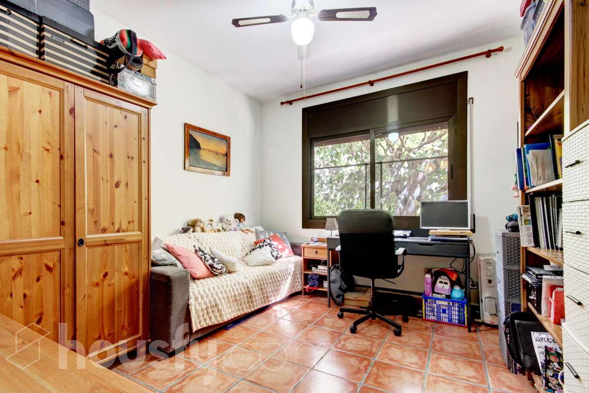 Housfy vende encantadora casa familiar con jardín y piscina en Cervelló Ubicada en una zona tranquila de Cervelló, esta propiedad destaca por sus amplios espacios y sus agradables zonas exteriores, que incluyen jardín, zona de huerto y piscina privada. La vivienda cuenta con 239 m² construidos (verificados con la Dirección General de Catastro). Además de estos metros, dispone de superficie adicional que ya se encuentra en trámite de regularización. La vivienda ofrece una distribución cómoda y funcional en tres plantas. La planta principal cuenta con un amplio salón-comedor conectado con la cocina y con salida a una agradable terraza, además de dos dormitorios y un baño. La cocina incorpora además una cocina de leña, que aporta un toque tradicional y acogedor a la vivienda. En la planta superior encontramos dos habitaciones, una de ellas con vestidor, y un segundo baño. La planta inferior está destinada a garaje y dispone además de trastero y lavadero independiente. Características específicas: -Piscina privada -Trastero -Garaje -Jardín privado y zona de huerto -Terraza -Calefacción -Cocina de leña -Con buenas vistas Zona y entorno La propiedad se encuentra en Cervelló, municipio de Barcelona, en una zona residencial tranquila y rodeada de naturaleza. Dispone de servicios y transporte público en las proximidades, así como de buena comunicación con Barcelona, combinando la tranquilidad de la zona con la cercanía a la ciudad. Aviso legal El precio de venta no incluye gastos de la compraventa como notaría, registro, impuestos, ni tampoco honorarios agencia. Esta publicación no es vinculante. Consulta siempre la nota simple con Housfy antes de formalizar la compraventa. Sobre nosotros Housfy es la plataforma integral de servicios inmobiliarios. Nuestra combinación de expertos y tecnología pone al alcance de todo el mundo servicios cómodos, claros y seguros. AICAT número: 7922. Nos encargamos de la gestión y asesoramiento de la compra. ¡Olvídate de todo! Hacemos los trámites por ti. Y, si además necesitas financiación, ponemos a tu disposición un bróker hipotecario para ayudarte a conseguir las mejores condiciones para tu perfil económico. ¿Quieres visitarla? Contacta con Housfy y agenda tu visita sin compromiso. Más información en: housfy.com En cumplimiento de la Ley 8/2026 en Cataluña, el certificado de presencia o ausencia de amianto se encuentra en proceso de tramitación.-22