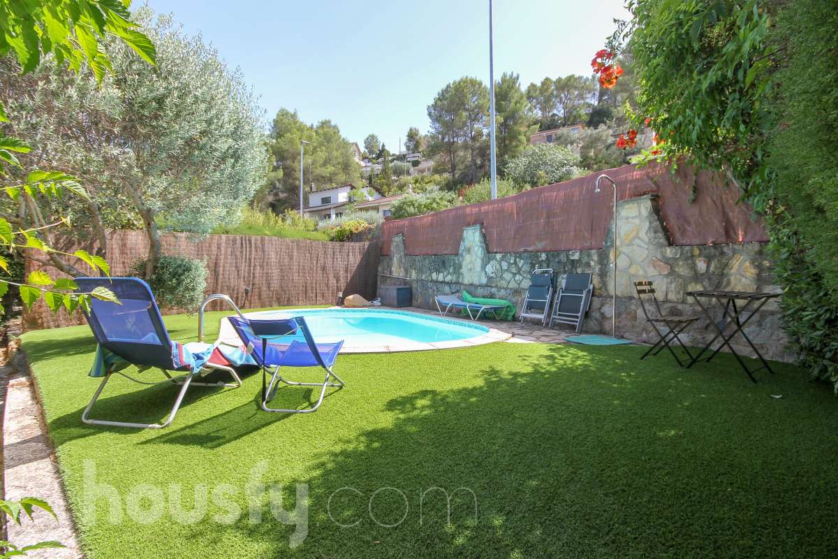 Housfy vende encantadora casa familiar con jardín y piscina en Cervelló Ubicada en una zona tranquila de Cervelló, esta propiedad destaca por sus amplios espacios y sus agradables zonas exteriores, que incluyen jardín, zona de huerto y piscina privada. La vivienda cuenta con 239 m² construidos (verificados con la Dirección General de Catastro). Además de estos metros, dispone de superficie adicional que ya se encuentra en trámite de regularización. La vivienda ofrece una distribución cómoda y funcional en tres plantas. La planta principal cuenta con un amplio salón-comedor conectado con la cocina y con salida a una agradable terraza, además de dos dormitorios y un baño. La cocina incorpora además una cocina de leña, que aporta un toque tradicional y acogedor a la vivienda. En la planta superior encontramos dos habitaciones, una de ellas con vestidor, y un segundo baño. La planta inferior está destinada a garaje y dispone además de trastero y lavadero independiente. Características específicas: -Piscina privada -Trastero -Garaje -Jardín privado y zona de huerto -Terraza -Calefacción -Cocina de leña -Con buenas vistas Zona y entorno La propiedad se encuentra en Cervelló, municipio de Barcelona, en una zona residencial tranquila y rodeada de naturaleza. Dispone de servicios y transporte público en las proximidades, así como de buena comunicación con Barcelona, combinando la tranquilidad de la zona con la cercanía a la ciudad. Aviso legal El precio de venta no incluye gastos de la compraventa como notaría, registro, impuestos, ni tampoco honorarios agencia. Esta publicación no es vinculante. Consulta siempre la nota simple con Housfy antes de formalizar la compraventa. Sobre nosotros Housfy es la plataforma integral de servicios inmobiliarios. Nuestra combinación de expertos y tecnología pone al alcance de todo el mundo servicios cómodos, claros y seguros. AICAT número: 7922. Nos encargamos de la gestión y asesoramiento de la compra. ¡Olvídate de todo! Hacemos los trámites por ti. Y, si además necesitas financiación, ponemos a tu disposición un bróker hipotecario para ayudarte a conseguir las mejores condiciones para tu perfil económico. ¿Quieres visitarla? Contacta con Housfy y agenda tu visita sin compromiso. Más información en: housfy.com En cumplimiento de la Ley 8/2026 en Cataluña, el certificado de presencia o ausencia de amianto se encuentra en proceso de tramitación.-38