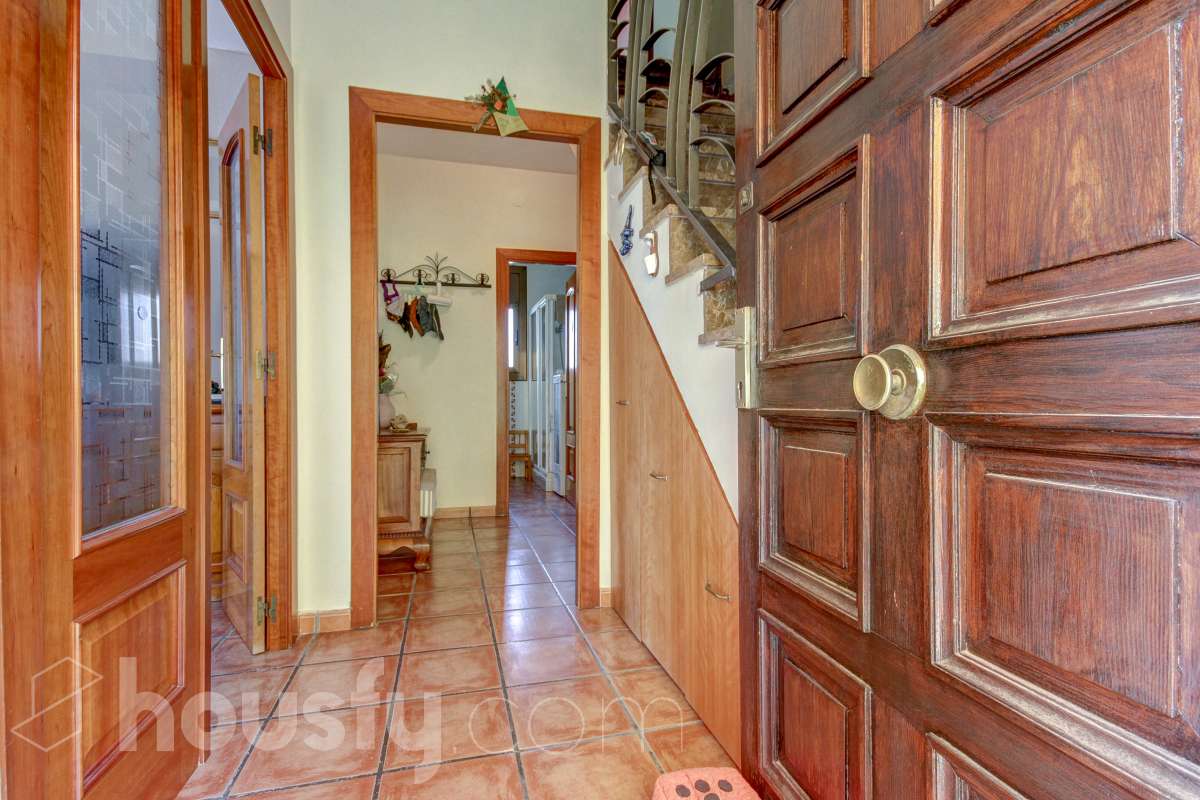 Housfy vende encantadora casa familiar con jardín y piscina en Cervelló Ubicada en una zona tranquila de Cervelló, esta propiedad destaca por sus amplios espacios y sus agradables zonas exteriores, que incluyen jardín, zona de huerto y piscina privada. La vivienda cuenta con 239 m² construidos (verificados con la Dirección General de Catastro). Además de estos metros, dispone de superficie adicional que ya se encuentra en trámite de regularización. La vivienda ofrece una distribución cómoda y funcional en tres plantas. La planta principal cuenta con un amplio salón-comedor conectado con la cocina y con salida a una agradable terraza, además de dos dormitorios y un baño. La cocina incorpora además una cocina de leña, que aporta un toque tradicional y acogedor a la vivienda. En la planta superior encontramos dos habitaciones, una de ellas con vestidor, y un segundo baño. La planta inferior está destinada a garaje y dispone además de trastero y lavadero independiente. Características específicas: -Piscina privada -Trastero -Garaje -Jardín privado y zona de huerto -Terraza -Calefacción -Cocina de leña -Con buenas vistas Zona y entorno La propiedad se encuentra en Cervelló, municipio de Barcelona, en una zona residencial tranquila y rodeada de naturaleza. Dispone de servicios y transporte público en las proximidades, así como de buena comunicación con Barcelona, combinando la tranquilidad de la zona con la cercanía a la ciudad. Aviso legal El precio de venta no incluye gastos de la compraventa como notaría, registro, impuestos, ni tampoco honorarios agencia. Esta publicación no es vinculante. Consulta siempre la nota simple con Housfy antes de formalizar la compraventa. Sobre nosotros Housfy es la plataforma integral de servicios inmobiliarios. Nuestra combinación de expertos y tecnología pone al alcance de todo el mundo servicios cómodos, claros y seguros. AICAT número: 7922. Nos encargamos de la gestión y asesoramiento de la compra. ¡Olvídate de todo! Hacemos los trámites por ti. Y, si además necesitas financiación, ponemos a tu disposición un bróker hipotecario para ayudarte a conseguir las mejores condiciones para tu perfil económico. ¿Quieres visitarla? Contacta con Housfy y agenda tu visita sin compromiso. Más información en: housfy.com En cumplimiento de la Ley 8/2026 en Cataluña, el certificado de presencia o ausencia de amianto se encuentra en proceso de tramitación.-51