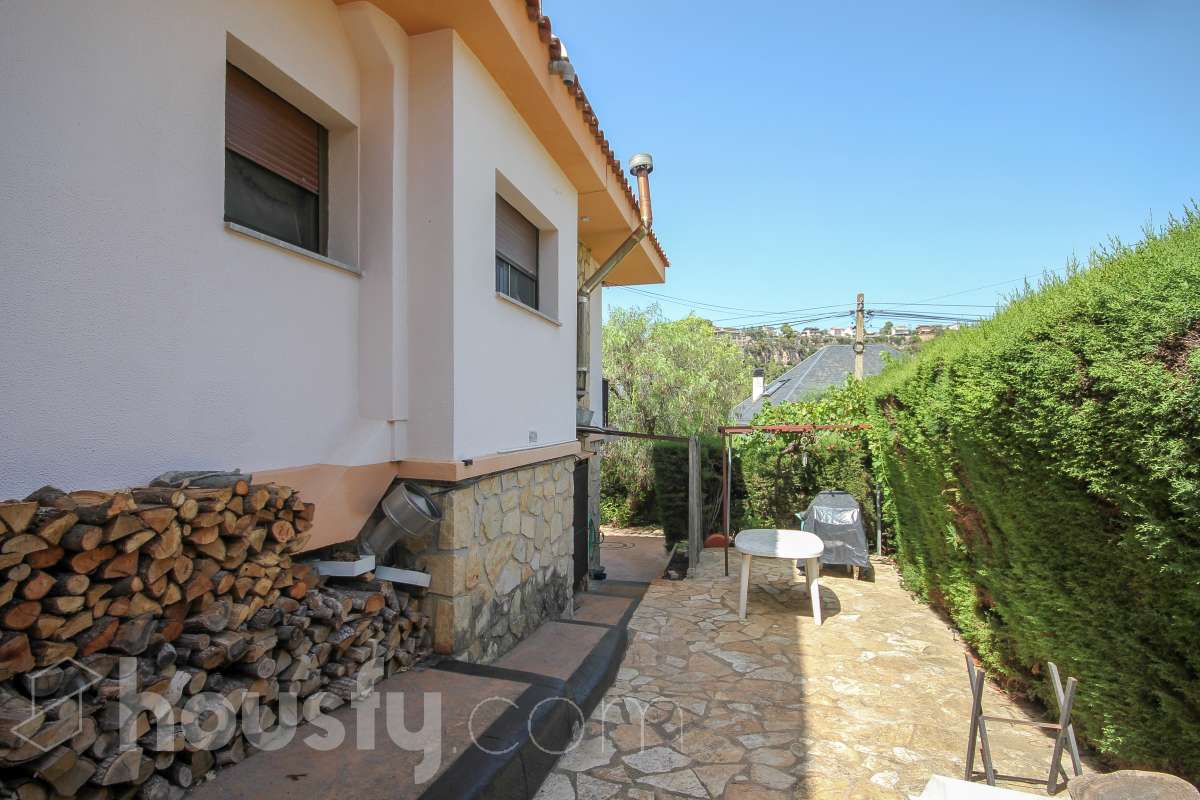 Housfy vende encantadora casa familiar con jardín y piscina en Cervelló Ubicada en una zona tranquila de Cervelló, esta propiedad destaca por sus amplios espacios y sus agradables zonas exteriores, que incluyen jardín, zona de huerto y piscina privada. La vivienda cuenta con 239 m² construidos (verificados con la Dirección General de Catastro). Además de estos metros, dispone de superficie adicional que ya se encuentra en trámite de regularización. La vivienda ofrece una distribución cómoda y funcional en tres plantas. La planta principal cuenta con un amplio salón-comedor conectado con la cocina y con salida a una agradable terraza, además de dos dormitorios y un baño. La cocina incorpora además una cocina de leña, que aporta un toque tradicional y acogedor a la vivienda. En la planta superior encontramos dos habitaciones, una de ellas con vestidor, y un segundo baño. La planta inferior está destinada a garaje y dispone además de trastero y lavadero independiente. Características específicas: -Piscina privada -Trastero -Garaje -Jardín privado y zona de huerto -Terraza -Calefacción -Cocina de leña -Con buenas vistas Zona y entorno La propiedad se encuentra en Cervelló, municipio de Barcelona, en una zona residencial tranquila y rodeada de naturaleza. Dispone de servicios y transporte público en las proximidades, así como de buena comunicación con Barcelona, combinando la tranquilidad de la zona con la cercanía a la ciudad. Aviso legal El precio de venta no incluye gastos de la compraventa como notaría, registro, impuestos, ni tampoco honorarios agencia. Esta publicación no es vinculante. Consulta siempre la nota simple con Housfy antes de formalizar la compraventa. Sobre nosotros Housfy es la plataforma integral de servicios inmobiliarios. Nuestra combinación de expertos y tecnología pone al alcance de todo el mundo servicios cómodos, claros y seguros. AICAT número: 7922. Nos encargamos de la gestión y asesoramiento de la compra. ¡Olvídate de todo! Hacemos los trámites por ti. Y, si además necesitas financiación, ponemos a tu disposición un bróker hipotecario para ayudarte a conseguir las mejores condiciones para tu perfil económico. ¿Quieres visitarla? Contacta con Housfy y agenda tu visita sin compromiso. Más información en: housfy.com En cumplimiento de la Ley 8/2026 en Cataluña, el certificado de presencia o ausencia de amianto se encuentra en proceso de tramitación.-40