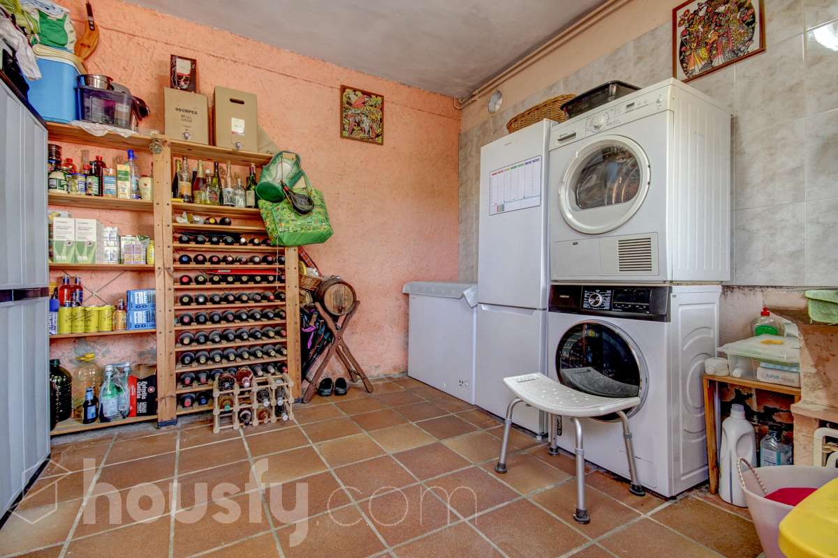 Housfy vende encantadora casa familiar con jardín y piscina en Cervelló Ubicada en una zona tranquila de Cervelló, esta propiedad destaca por sus amplios espacios y sus agradables zonas exteriores, que incluyen jardín, zona de huerto y piscina privada. La vivienda cuenta con 239 m² construidos (verificados con la Dirección General de Catastro). Además de estos metros, dispone de superficie adicional que ya se encuentra en trámite de regularización. La vivienda ofrece una distribución cómoda y funcional en tres plantas. La planta principal cuenta con un amplio salón-comedor conectado con la cocina y con salida a una agradable terraza, además de dos dormitorios y un baño. La cocina incorpora además una cocina de leña, que aporta un toque tradicional y acogedor a la vivienda. En la planta superior encontramos dos habitaciones, una de ellas con vestidor, y un segundo baño. La planta inferior está destinada a garaje y dispone además de trastero y lavadero independiente. Características específicas: -Piscina privada -Trastero -Garaje -Jardín privado y zona de huerto -Terraza -Calefacción -Cocina de leña -Con buenas vistas Zona y entorno La propiedad se encuentra en Cervelló, municipio de Barcelona, en una zona residencial tranquila y rodeada de naturaleza. Dispone de servicios y transporte público en las proximidades, así como de buena comunicación con Barcelona, combinando la tranquilidad de la zona con la cercanía a la ciudad. Aviso legal El precio de venta no incluye gastos de la compraventa como notaría, registro, impuestos, ni tampoco honorarios agencia. Esta publicación no es vinculante. Consulta siempre la nota simple con Housfy antes de formalizar la compraventa. Sobre nosotros Housfy es la plataforma integral de servicios inmobiliarios. Nuestra combinación de expertos y tecnología pone al alcance de todo el mundo servicios cómodos, claros y seguros. AICAT número: 7922. Nos encargamos de la gestión y asesoramiento de la compra. ¡Olvídate de todo! Hacemos los trámites por ti. Y, si además necesitas financiación, ponemos a tu disposición un bróker hipotecario para ayudarte a conseguir las mejores condiciones para tu perfil económico. ¿Quieres visitarla? Contacta con Housfy y agenda tu visita sin compromiso. Más información en: housfy.com En cumplimiento de la Ley 8/2026 en Cataluña, el certificado de presencia o ausencia de amianto se encuentra en proceso de tramitación.-52