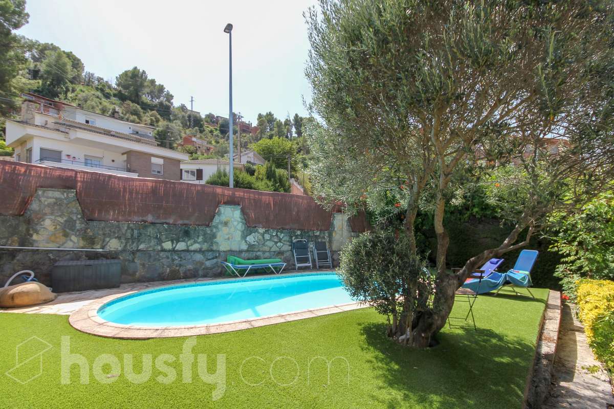 Housfy vende encantadora casa familiar con jardín y piscina en Cervelló Ubicada en una zona tranquila de Cervelló, esta propiedad destaca por sus amplios espacios y sus agradables zonas exteriores, que incluyen jardín, zona de huerto y piscina privada. La vivienda cuenta con 239 m² construidos (verificados con la Dirección General de Catastro). Además de estos metros, dispone de superficie adicional que ya se encuentra en trámite de regularización. La vivienda ofrece una distribución cómoda y funcional en tres plantas. La planta principal cuenta con un amplio salón-comedor conectado con la cocina y con salida a una agradable terraza, además de dos dormitorios y un baño. La cocina incorpora además una cocina de leña, que aporta un toque tradicional y acogedor a la vivienda. En la planta superior encontramos dos habitaciones, una de ellas con vestidor, y un segundo baño. La planta inferior está destinada a garaje y dispone además de trastero y lavadero independiente. Características específicas: -Piscina privada -Trastero -Garaje -Jardín privado y zona de huerto -Terraza -Calefacción -Cocina de leña -Con buenas vistas Zona y entorno La propiedad se encuentra en Cervelló, municipio de Barcelona, en una zona residencial tranquila y rodeada de naturaleza. Dispone de servicios y transporte público en las proximidades, así como de buena comunicación con Barcelona, combinando la tranquilidad de la zona con la cercanía a la ciudad. Aviso legal El precio de venta no incluye gastos de la compraventa como notaría, registro, impuestos, ni tampoco honorarios agencia. Esta publicación no es vinculante. Consulta siempre la nota simple con Housfy antes de formalizar la compraventa. Sobre nosotros Housfy es la plataforma integral de servicios inmobiliarios. Nuestra combinación de expertos y tecnología pone al alcance de todo el mundo servicios cómodos, claros y seguros. AICAT número: 7922. Nos encargamos de la gestión y asesoramiento de la compra. ¡Olvídate de todo! Hacemos los trámites por ti. Y, si además necesitas financiación, ponemos a tu disposición un bróker hipotecario para ayudarte a conseguir las mejores condiciones para tu perfil económico. ¿Quieres visitarla? Contacta con Housfy y agenda tu visita sin compromiso. Más información en: housfy.com En cumplimiento de la Ley 8/2026 en Cataluña, el certificado de presencia o ausencia de amianto se encuentra en proceso de tramitación.-37