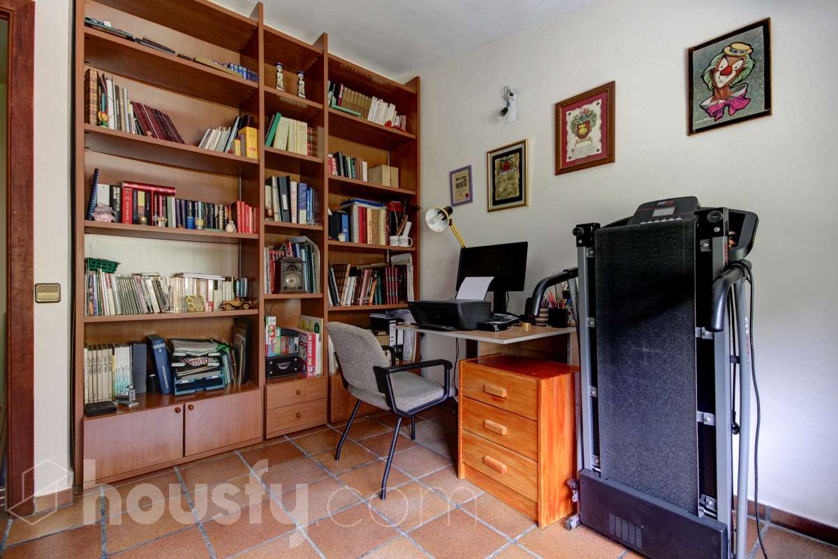 Housfy vende encantadora casa familiar con jardín y piscina en Cervelló Ubicada en una zona tranquila de Cervelló, esta propiedad destaca por sus amplios espacios y sus agradables zonas exteriores, que incluyen jardín, zona de huerto y piscina privada. La vivienda cuenta con 239 m² construidos (verificados con la Dirección General de Catastro). Además de estos metros, dispone de superficie adicional que ya se encuentra en trámite de regularización. La vivienda ofrece una distribución cómoda y funcional en tres plantas. La planta principal cuenta con un amplio salón-comedor conectado con la cocina y con salida a una agradable terraza, además de dos dormitorios y un baño. La cocina incorpora además una cocina de leña, que aporta un toque tradicional y acogedor a la vivienda. En la planta superior encontramos dos habitaciones, una de ellas con vestidor, y un segundo baño. La planta inferior está destinada a garaje y dispone además de trastero y lavadero independiente. Características específicas: -Piscina privada -Trastero -Garaje -Jardín privado y zona de huerto -Terraza -Calefacción -Cocina de leña -Con buenas vistas Zona y entorno La propiedad se encuentra en Cervelló, municipio de Barcelona, en una zona residencial tranquila y rodeada de naturaleza. Dispone de servicios y transporte público en las proximidades, así como de buena comunicación con Barcelona, combinando la tranquilidad de la zona con la cercanía a la ciudad. Aviso legal El precio de venta no incluye gastos de la compraventa como notaría, registro, impuestos, ni tampoco honorarios agencia. Esta publicación no es vinculante. Consulta siempre la nota simple con Housfy antes de formalizar la compraventa. Sobre nosotros Housfy es la plataforma integral de servicios inmobiliarios. Nuestra combinación de expertos y tecnología pone al alcance de todo el mundo servicios cómodos, claros y seguros. AICAT número: 7922. Nos encargamos de la gestión y asesoramiento de la compra. ¡Olvídate de todo! Hacemos los trámites por ti. Y, si además necesitas financiación, ponemos a tu disposición un bróker hipotecario para ayudarte a conseguir las mejores condiciones para tu perfil económico. ¿Quieres visitarla? Contacta con Housfy y agenda tu visita sin compromiso. Más información en: housfy.com En cumplimiento de la Ley 8/2026 en Cataluña, el certificado de presencia o ausencia de amianto se encuentra en proceso de tramitación.-30