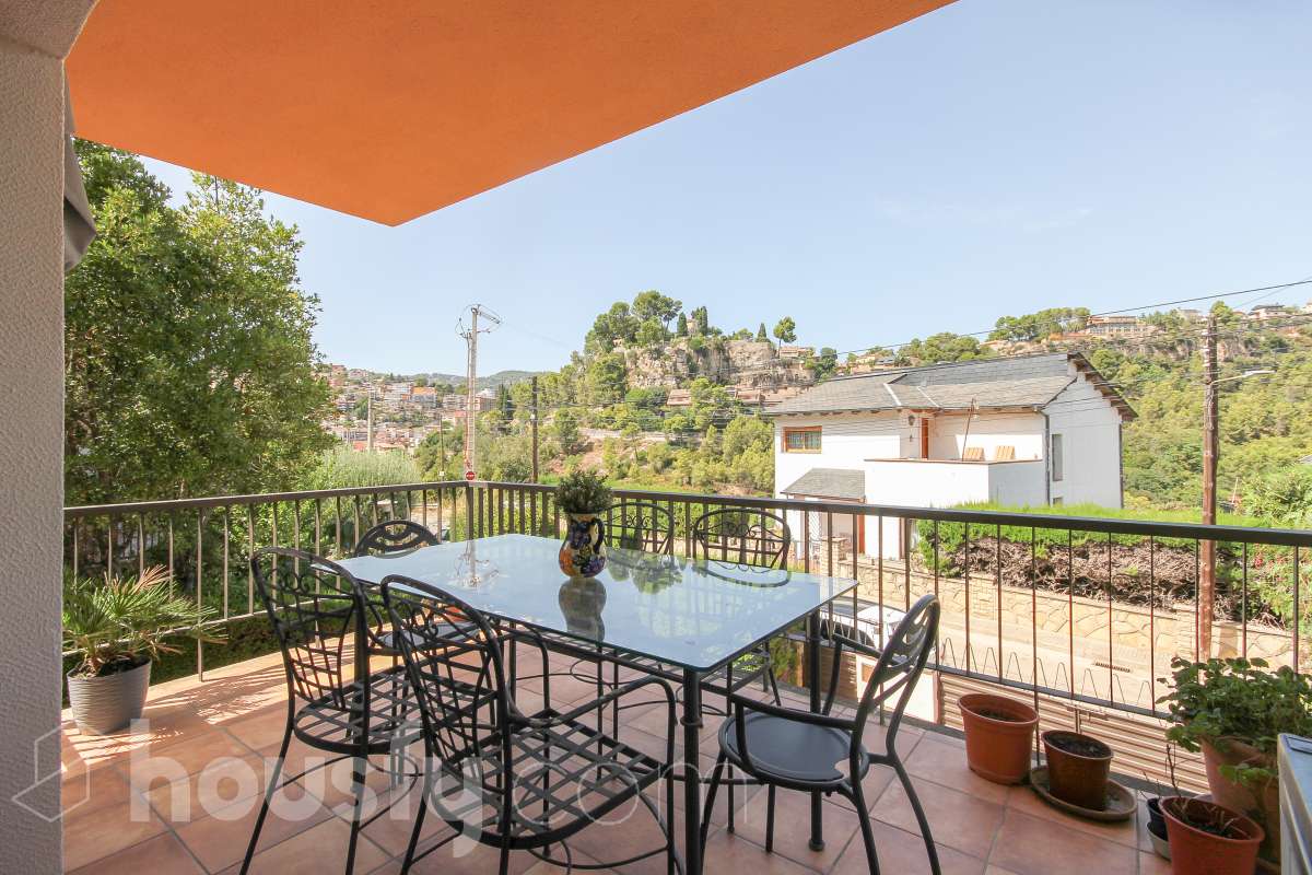 Housfy vende encantadora casa familiar con jardín y piscina en Cervelló Ubicada en una zona tranquila de Cervelló, esta propiedad destaca por sus amplios espacios y sus agradables zonas exteriores, que incluyen jardín, zona de huerto y piscina privada. La vivienda cuenta con 239 m² construidos (verificados con la Dirección General de Catastro). Además de estos metros, dispone de superficie adicional que ya se encuentra en trámite de regularización. La vivienda ofrece una distribución cómoda y funcional en tres plantas. La planta principal cuenta con un amplio salón-comedor conectado con la cocina y con salida a una agradable terraza, además de dos dormitorios y un baño. La cocina incorpora además una cocina de leña, que aporta un toque tradicional y acogedor a la vivienda. En la planta superior encontramos dos habitaciones, una de ellas con vestidor, y un segundo baño. La planta inferior está destinada a garaje y dispone además de trastero y lavadero independiente. Características específicas: -Piscina privada -Trastero -Garaje -Jardín privado y zona de huerto -Terraza -Calefacción -Cocina de leña -Con buenas vistas Zona y entorno La propiedad se encuentra en Cervelló, municipio de Barcelona, en una zona residencial tranquila y rodeada de naturaleza. Dispone de servicios y transporte público en las proximidades, así como de buena comunicación con Barcelona, combinando la tranquilidad de la zona con la cercanía a la ciudad. Aviso legal El precio de venta no incluye gastos de la compraventa como notaría, registro, impuestos, ni tampoco honorarios agencia. Esta publicación no es vinculante. Consulta siempre la nota simple con Housfy antes de formalizar la compraventa. Sobre nosotros Housfy es la plataforma integral de servicios inmobiliarios. Nuestra combinación de expertos y tecnología pone al alcance de todo el mundo servicios cómodos, claros y seguros. AICAT número: 7922. Nos encargamos de la gestión y asesoramiento de la compra. ¡Olvídate de todo! Hacemos los trámites por ti. Y, si además necesitas financiación, ponemos a tu disposición un bróker hipotecario para ayudarte a conseguir las mejores condiciones para tu perfil económico. ¿Quieres visitarla? Contacta con Housfy y agenda tu visita sin compromiso. Más información en: housfy.com En cumplimiento de la Ley 8/2026 en Cataluña, el certificado de presencia o ausencia de amianto se encuentra en proceso de tramitación.-2