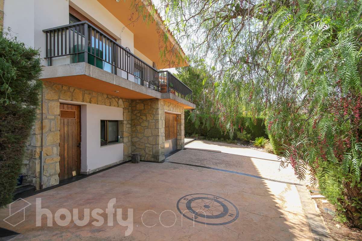 Housfy vende encantadora casa familiar con jardín y piscina en Cervelló Ubicada en una zona tranquila de Cervelló, esta propiedad destaca por sus amplios espacios y sus agradables zonas exteriores, que incluyen jardín, zona de huerto y piscina privada. La vivienda cuenta con 239 m² construidos (verificados con la Dirección General de Catastro). Además de estos metros, dispone de superficie adicional que ya se encuentra en trámite de regularización. La vivienda ofrece una distribución cómoda y funcional en tres plantas. La planta principal cuenta con un amplio salón-comedor conectado con la cocina y con salida a una agradable terraza, además de dos dormitorios y un baño. La cocina incorpora además una cocina de leña, que aporta un toque tradicional y acogedor a la vivienda. En la planta superior encontramos dos habitaciones, una de ellas con vestidor, y un segundo baño. La planta inferior está destinada a garaje y dispone además de trastero y lavadero independiente. Características específicas: -Piscina privada -Trastero -Garaje -Jardín privado y zona de huerto -Terraza -Calefacción -Cocina de leña -Con buenas vistas Zona y entorno La propiedad se encuentra en Cervelló, municipio de Barcelona, en una zona residencial tranquila y rodeada de naturaleza. Dispone de servicios y transporte público en las proximidades, así como de buena comunicación con Barcelona, combinando la tranquilidad de la zona con la cercanía a la ciudad. Aviso legal El precio de venta no incluye gastos de la compraventa como notaría, registro, impuestos, ni tampoco honorarios agencia. Esta publicación no es vinculante. Consulta siempre la nota simple con Housfy antes de formalizar la compraventa. Sobre nosotros Housfy es la plataforma integral de servicios inmobiliarios. Nuestra combinación de expertos y tecnología pone al alcance de todo el mundo servicios cómodos, claros y seguros. AICAT número: 7922. Nos encargamos de la gestión y asesoramiento de la compra. ¡Olvídate de todo! Hacemos los trámites por ti. Y, si además necesitas financiación, ponemos a tu disposición un bróker hipotecario para ayudarte a conseguir las mejores condiciones para tu perfil económico. ¿Quieres visitarla? Contacta con Housfy y agenda tu visita sin compromiso. Más información en: housfy.com En cumplimiento de la Ley 8/2026 en Cataluña, el certificado de presencia o ausencia de amianto se encuentra en proceso de tramitación.-47