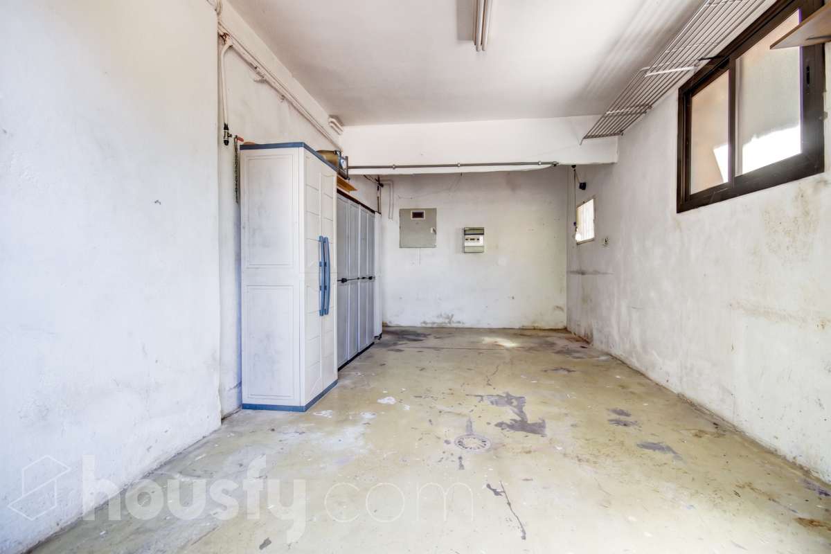 Housfy vende encantadora casa familiar con jardín y piscina en Cervelló Ubicada en una zona tranquila de Cervelló, esta propiedad destaca por sus amplios espacios y sus agradables zonas exteriores, que incluyen jardín, zona de huerto y piscina privada. La vivienda cuenta con 239 m² construidos (verificados con la Dirección General de Catastro). Además de estos metros, dispone de superficie adicional que ya se encuentra en trámite de regularización. La vivienda ofrece una distribución cómoda y funcional en tres plantas. La planta principal cuenta con un amplio salón-comedor conectado con la cocina y con salida a una agradable terraza, además de dos dormitorios y un baño. La cocina incorpora además una cocina de leña, que aporta un toque tradicional y acogedor a la vivienda. En la planta superior encontramos dos habitaciones, una de ellas con vestidor, y un segundo baño. La planta inferior está destinada a garaje y dispone además de trastero y lavadero independiente. Características específicas: -Piscina privada -Trastero -Garaje -Jardín privado y zona de huerto -Terraza -Calefacción -Cocina de leña -Con buenas vistas Zona y entorno La propiedad se encuentra en Cervelló, municipio de Barcelona, en una zona residencial tranquila y rodeada de naturaleza. Dispone de servicios y transporte público en las proximidades, así como de buena comunicación con Barcelona, combinando la tranquilidad de la zona con la cercanía a la ciudad. Aviso legal El precio de venta no incluye gastos de la compraventa como notaría, registro, impuestos, ni tampoco honorarios agencia. Esta publicación no es vinculante. Consulta siempre la nota simple con Housfy antes de formalizar la compraventa. Sobre nosotros Housfy es la plataforma integral de servicios inmobiliarios. Nuestra combinación de expertos y tecnología pone al alcance de todo el mundo servicios cómodos, claros y seguros. AICAT número: 7922. Nos encargamos de la gestión y asesoramiento de la compra. ¡Olvídate de todo! Hacemos los trámites por ti. Y, si además necesitas financiación, ponemos a tu disposición un bróker hipotecario para ayudarte a conseguir las mejores condiciones para tu perfil económico. ¿Quieres visitarla? Contacta con Housfy y agenda tu visita sin compromiso. Más información en: housfy.com En cumplimiento de la Ley 8/2026 en Cataluña, el certificado de presencia o ausencia de amianto se encuentra en proceso de tramitación.-53