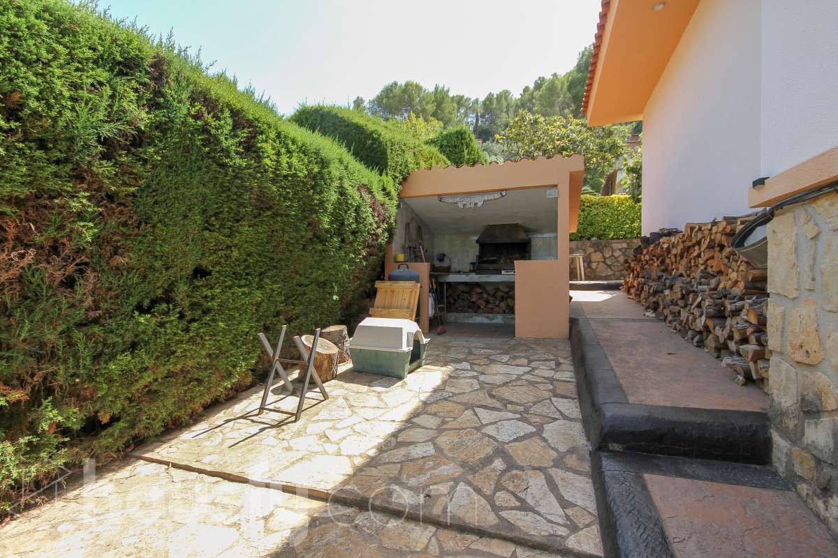Housfy vende encantadora casa familiar con jardín y piscina en Cervelló Ubicada en una zona tranquila de Cervelló, esta propiedad destaca por sus amplios espacios y sus agradables zonas exteriores, que incluyen jardín, zona de huerto y piscina privada. La vivienda cuenta con 239 m² construidos (verificados con la Dirección General de Catastro). Además de estos metros, dispone de superficie adicional que ya se encuentra en trámite de regularización. La vivienda ofrece una distribución cómoda y funcional en tres plantas. La planta principal cuenta con un amplio salón-comedor conectado con la cocina y con salida a una agradable terraza, además de dos dormitorios y un baño. La cocina incorpora además una cocina de leña, que aporta un toque tradicional y acogedor a la vivienda. En la planta superior encontramos dos habitaciones, una de ellas con vestidor, y un segundo baño. La planta inferior está destinada a garaje y dispone además de trastero y lavadero independiente. Características específicas: -Piscina privada -Trastero -Garaje -Jardín privado y zona de huerto -Terraza -Calefacción -Cocina de leña -Con buenas vistas Zona y entorno La propiedad se encuentra en Cervelló, municipio de Barcelona, en una zona residencial tranquila y rodeada de naturaleza. Dispone de servicios y transporte público en las proximidades, así como de buena comunicación con Barcelona, combinando la tranquilidad de la zona con la cercanía a la ciudad. Aviso legal El precio de venta no incluye gastos de la compraventa como notaría, registro, impuestos, ni tampoco honorarios agencia. Esta publicación no es vinculante. Consulta siempre la nota simple con Housfy antes de formalizar la compraventa. Sobre nosotros Housfy es la plataforma integral de servicios inmobiliarios. Nuestra combinación de expertos y tecnología pone al alcance de todo el mundo servicios cómodos, claros y seguros. AICAT número: 7922. Nos encargamos de la gestión y asesoramiento de la compra. ¡Olvídate de todo! Hacemos los trámites por ti. Y, si además necesitas financiación, ponemos a tu disposición un bróker hipotecario para ayudarte a conseguir las mejores condiciones para tu perfil económico. ¿Quieres visitarla? Contacta con Housfy y agenda tu visita sin compromiso. Más información en: housfy.com En cumplimiento de la Ley 8/2026 en Cataluña, el certificado de presencia o ausencia de amianto se encuentra en proceso de tramitación.-39