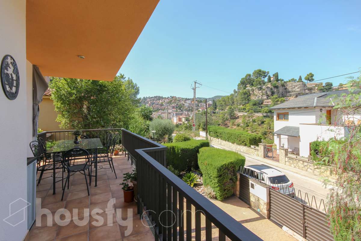 Housfy vende encantadora casa familiar con jardín y piscina en Cervelló Ubicada en una zona tranquila de Cervelló, esta propiedad destaca por sus amplios espacios y sus agradables zonas exteriores, que incluyen jardín, zona de huerto y piscina privada. La vivienda cuenta con 239 m² construidos (verificados con la Dirección General de Catastro). Además de estos metros, dispone de superficie adicional que ya se encuentra en trámite de regularización. La vivienda ofrece una distribución cómoda y funcional en tres plantas. La planta principal cuenta con un amplio salón-comedor conectado con la cocina y con salida a una agradable terraza, además de dos dormitorios y un baño. La cocina incorpora además una cocina de leña, que aporta un toque tradicional y acogedor a la vivienda. En la planta superior encontramos dos habitaciones, una de ellas con vestidor, y un segundo baño. La planta inferior está destinada a garaje y dispone además de trastero y lavadero independiente. Características específicas: -Piscina privada -Trastero -Garaje -Jardín privado y zona de huerto -Terraza -Calefacción -Cocina de leña -Con buenas vistas Zona y entorno La propiedad se encuentra en Cervelló, municipio de Barcelona, en una zona residencial tranquila y rodeada de naturaleza. Dispone de servicios y transporte público en las proximidades, así como de buena comunicación con Barcelona, combinando la tranquilidad de la zona con la cercanía a la ciudad. Aviso legal El precio de venta no incluye gastos de la compraventa como notaría, registro, impuestos, ni tampoco honorarios agencia. Esta publicación no es vinculante. Consulta siempre la nota simple con Housfy antes de formalizar la compraventa. Sobre nosotros Housfy es la plataforma integral de servicios inmobiliarios. Nuestra combinación de expertos y tecnología pone al alcance de todo el mundo servicios cómodos, claros y seguros. AICAT número: 7922. Nos encargamos de la gestión y asesoramiento de la compra. ¡Olvídate de todo! Hacemos los trámites por ti. Y, si además necesitas financiación, ponemos a tu disposición un bróker hipotecario para ayudarte a conseguir las mejores condiciones para tu perfil económico. ¿Quieres visitarla? Contacta con Housfy y agenda tu visita sin compromiso. Más información en: housfy.com En cumplimiento de la Ley 8/2026 en Cataluña, el certificado de presencia o ausencia de amianto se encuentra en proceso de tramitación.-11
