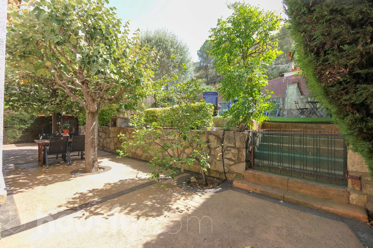 Housfy vende encantadora casa familiar con jardín y piscina en Cervelló Ubicada en una zona tranquila de Cervelló, esta propiedad destaca por sus amplios espacios y sus agradables zonas exteriores, que incluyen jardín, zona de huerto y piscina privada. La vivienda cuenta con 239 m² construidos (verificados con la Dirección General de Catastro). Además de estos metros, dispone de superficie adicional que ya se encuentra en trámite de regularización. La vivienda ofrece una distribución cómoda y funcional en tres plantas. La planta principal cuenta con un amplio salón-comedor conectado con la cocina y con salida a una agradable terraza, además de dos dormitorios y un baño. La cocina incorpora además una cocina de leña, que aporta un toque tradicional y acogedor a la vivienda. En la planta superior encontramos dos habitaciones, una de ellas con vestidor, y un segundo baño. La planta inferior está destinada a garaje y dispone además de trastero y lavadero independiente. Características específicas: -Piscina privada -Trastero -Garaje -Jardín privado y zona de huerto -Terraza -Calefacción -Cocina de leña -Con buenas vistas Zona y entorno La propiedad se encuentra en Cervelló, municipio de Barcelona, en una zona residencial tranquila y rodeada de naturaleza. Dispone de servicios y transporte público en las proximidades, así como de buena comunicación con Barcelona, combinando la tranquilidad de la zona con la cercanía a la ciudad. Aviso legal El precio de venta no incluye gastos de la compraventa como notaría, registro, impuestos, ni tampoco honorarios agencia. Esta publicación no es vinculante. Consulta siempre la nota simple con Housfy antes de formalizar la compraventa. Sobre nosotros Housfy es la plataforma integral de servicios inmobiliarios. Nuestra combinación de expertos y tecnología pone al alcance de todo el mundo servicios cómodos, claros y seguros. AICAT número: 7922. Nos encargamos de la gestión y asesoramiento de la compra. ¡Olvídate de todo! Hacemos los trámites por ti. Y, si además necesitas financiación, ponemos a tu disposición un bróker hipotecario para ayudarte a conseguir las mejores condiciones para tu perfil económico. ¿Quieres visitarla? Contacta con Housfy y agenda tu visita sin compromiso. Más información en: housfy.com En cumplimiento de la Ley 8/2026 en Cataluña, el certificado de presencia o ausencia de amianto se encuentra en proceso de tramitación.-43