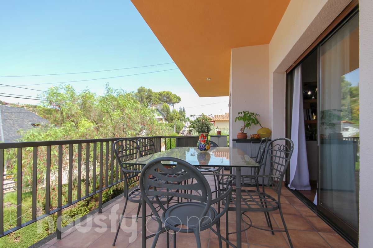 Housfy vende encantadora casa familiar con jardín y piscina en Cervelló Ubicada en una zona tranquila de Cervelló, esta propiedad destaca por sus amplios espacios y sus agradables zonas exteriores, que incluyen jardín, zona de huerto y piscina privada. La vivienda cuenta con 239 m² construidos (verificados con la Dirección General de Catastro). Además de estos metros, dispone de superficie adicional que ya se encuentra en trámite de regularización. La vivienda ofrece una distribución cómoda y funcional en tres plantas. La planta principal cuenta con un amplio salón-comedor conectado con la cocina y con salida a una agradable terraza, además de dos dormitorios y un baño. La cocina incorpora además una cocina de leña, que aporta un toque tradicional y acogedor a la vivienda. En la planta superior encontramos dos habitaciones, una de ellas con vestidor, y un segundo baño. La planta inferior está destinada a garaje y dispone además de trastero y lavadero independiente. Características específicas: -Piscina privada -Trastero -Garaje -Jardín privado y zona de huerto -Terraza -Calefacción -Cocina de leña -Con buenas vistas Zona y entorno La propiedad se encuentra en Cervelló, municipio de Barcelona, en una zona residencial tranquila y rodeada de naturaleza. Dispone de servicios y transporte público en las proximidades, así como de buena comunicación con Barcelona, combinando la tranquilidad de la zona con la cercanía a la ciudad. Aviso legal El precio de venta no incluye gastos de la compraventa como notaría, registro, impuestos, ni tampoco honorarios agencia. Esta publicación no es vinculante. Consulta siempre la nota simple con Housfy antes de formalizar la compraventa. Sobre nosotros Housfy es la plataforma integral de servicios inmobiliarios. Nuestra combinación de expertos y tecnología pone al alcance de todo el mundo servicios cómodos, claros y seguros. AICAT número: 7922. Nos encargamos de la gestión y asesoramiento de la compra. ¡Olvídate de todo! Hacemos los trámites por ti. Y, si además necesitas financiación, ponemos a tu disposición un bróker hipotecario para ayudarte a conseguir las mejores condiciones para tu perfil económico. ¿Quieres visitarla? Contacta con Housfy y agenda tu visita sin compromiso. Más información en: housfy.com En cumplimiento de la Ley 8/2026 en Cataluña, el certificado de presencia o ausencia de amianto se encuentra en proceso de tramitación.-8