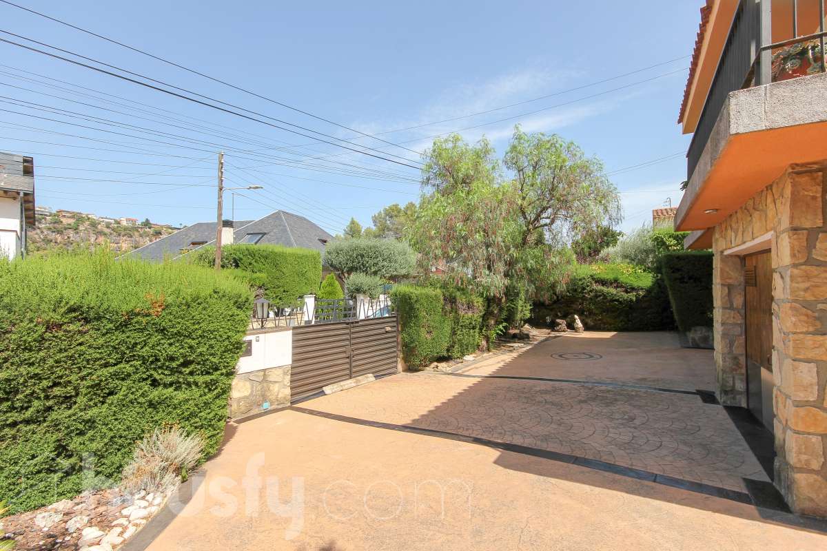 Housfy vende encantadora casa familiar con jardín y piscina en Cervelló Ubicada en una zona tranquila de Cervelló, esta propiedad destaca por sus amplios espacios y sus agradables zonas exteriores, que incluyen jardín, zona de huerto y piscina privada. La vivienda cuenta con 239 m² construidos (verificados con la Dirección General de Catastro). Además de estos metros, dispone de superficie adicional que ya se encuentra en trámite de regularización. La vivienda ofrece una distribución cómoda y funcional en tres plantas. La planta principal cuenta con un amplio salón-comedor conectado con la cocina y con salida a una agradable terraza, además de dos dormitorios y un baño. La cocina incorpora además una cocina de leña, que aporta un toque tradicional y acogedor a la vivienda. En la planta superior encontramos dos habitaciones, una de ellas con vestidor, y un segundo baño. La planta inferior está destinada a garaje y dispone además de trastero y lavadero independiente. Características específicas: -Piscina privada -Trastero -Garaje -Jardín privado y zona de huerto -Terraza -Calefacción -Cocina de leña -Con buenas vistas Zona y entorno La propiedad se encuentra en Cervelló, municipio de Barcelona, en una zona residencial tranquila y rodeada de naturaleza. Dispone de servicios y transporte público en las proximidades, así como de buena comunicación con Barcelona, combinando la tranquilidad de la zona con la cercanía a la ciudad. Aviso legal El precio de venta no incluye gastos de la compraventa como notaría, registro, impuestos, ni tampoco honorarios agencia. Esta publicación no es vinculante. Consulta siempre la nota simple con Housfy antes de formalizar la compraventa. Sobre nosotros Housfy es la plataforma integral de servicios inmobiliarios. Nuestra combinación de expertos y tecnología pone al alcance de todo el mundo servicios cómodos, claros y seguros. AICAT número: 7922. Nos encargamos de la gestión y asesoramiento de la compra. ¡Olvídate de todo! Hacemos los trámites por ti. Y, si además necesitas financiación, ponemos a tu disposición un bróker hipotecario para ayudarte a conseguir las mejores condiciones para tu perfil económico. ¿Quieres visitarla? Contacta con Housfy y agenda tu visita sin compromiso. Más información en: housfy.com En cumplimiento de la Ley 8/2026 en Cataluña, el certificado de presencia o ausencia de amianto se encuentra en proceso de tramitación.-48