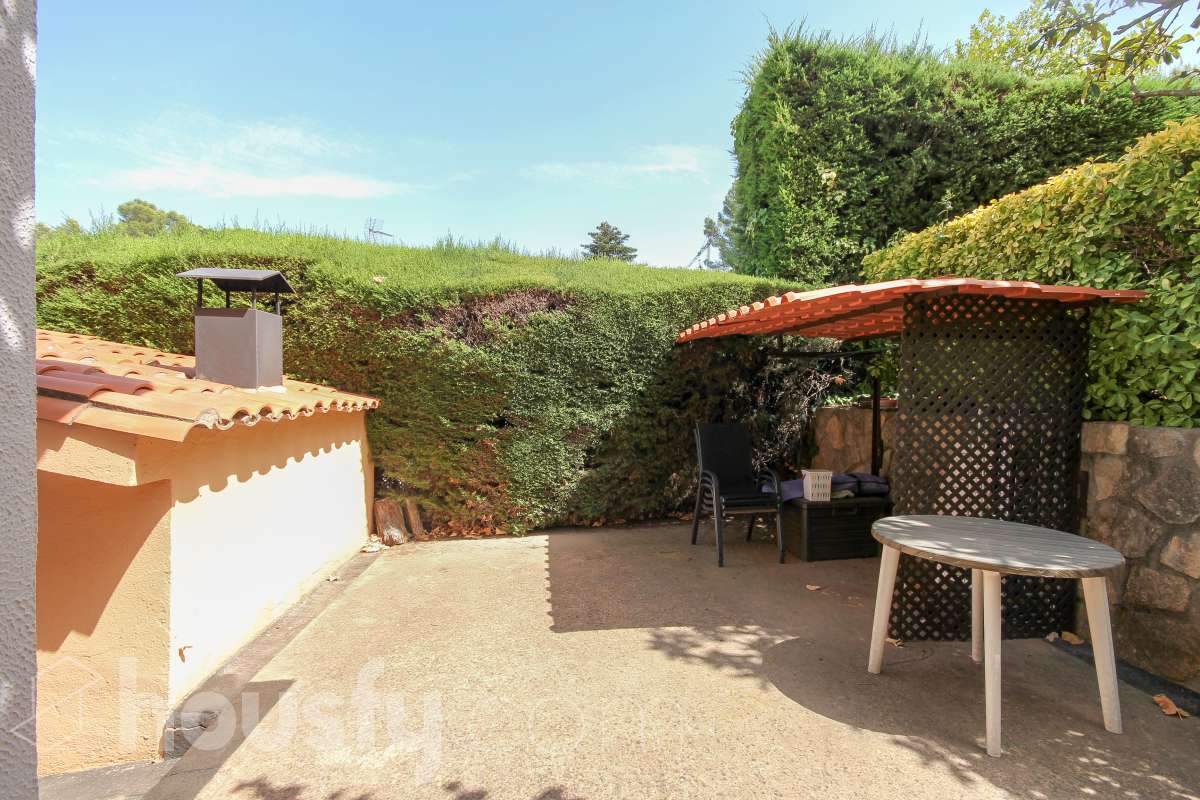 Housfy vende encantadora casa familiar con jardín y piscina en Cervelló Ubicada en una zona tranquila de Cervelló, esta propiedad destaca por sus amplios espacios y sus agradables zonas exteriores, que incluyen jardín, zona de huerto y piscina privada. La vivienda cuenta con 239 m² construidos (verificados con la Dirección General de Catastro). Además de estos metros, dispone de superficie adicional que ya se encuentra en trámite de regularización. La vivienda ofrece una distribución cómoda y funcional en tres plantas. La planta principal cuenta con un amplio salón-comedor conectado con la cocina y con salida a una agradable terraza, además de dos dormitorios y un baño. La cocina incorpora además una cocina de leña, que aporta un toque tradicional y acogedor a la vivienda. En la planta superior encontramos dos habitaciones, una de ellas con vestidor, y un segundo baño. La planta inferior está destinada a garaje y dispone además de trastero y lavadero independiente. Características específicas: -Piscina privada -Trastero -Garaje -Jardín privado y zona de huerto -Terraza -Calefacción -Cocina de leña -Con buenas vistas Zona y entorno La propiedad se encuentra en Cervelló, municipio de Barcelona, en una zona residencial tranquila y rodeada de naturaleza. Dispone de servicios y transporte público en las proximidades, así como de buena comunicación con Barcelona, combinando la tranquilidad de la zona con la cercanía a la ciudad. Aviso legal El precio de venta no incluye gastos de la compraventa como notaría, registro, impuestos, ni tampoco honorarios agencia. Esta publicación no es vinculante. Consulta siempre la nota simple con Housfy antes de formalizar la compraventa. Sobre nosotros Housfy es la plataforma integral de servicios inmobiliarios. Nuestra combinación de expertos y tecnología pone al alcance de todo el mundo servicios cómodos, claros y seguros. AICAT número: 7922. Nos encargamos de la gestión y asesoramiento de la compra. ¡Olvídate de todo! Hacemos los trámites por ti. Y, si además necesitas financiación, ponemos a tu disposición un bróker hipotecario para ayudarte a conseguir las mejores condiciones para tu perfil económico. ¿Quieres visitarla? Contacta con Housfy y agenda tu visita sin compromiso. Más información en: housfy.com En cumplimiento de la Ley 8/2026 en Cataluña, el certificado de presencia o ausencia de amianto se encuentra en proceso de tramitación.-42