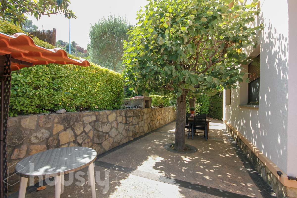 Housfy vende encantadora casa familiar con jardín y piscina en Cervelló Ubicada en una zona tranquila de Cervelló, esta propiedad destaca por sus amplios espacios y sus agradables zonas exteriores, que incluyen jardín, zona de huerto y piscina privada. La vivienda cuenta con 239 m² construidos (verificados con la Dirección General de Catastro). Además de estos metros, dispone de superficie adicional que ya se encuentra en trámite de regularización. La vivienda ofrece una distribución cómoda y funcional en tres plantas. La planta principal cuenta con un amplio salón-comedor conectado con la cocina y con salida a una agradable terraza, además de dos dormitorios y un baño. La cocina incorpora además una cocina de leña, que aporta un toque tradicional y acogedor a la vivienda. En la planta superior encontramos dos habitaciones, una de ellas con vestidor, y un segundo baño. La planta inferior está destinada a garaje y dispone además de trastero y lavadero independiente. Características específicas: -Piscina privada -Trastero -Garaje -Jardín privado y zona de huerto -Terraza -Calefacción -Cocina de leña -Con buenas vistas Zona y entorno La propiedad se encuentra en Cervelló, municipio de Barcelona, en una zona residencial tranquila y rodeada de naturaleza. Dispone de servicios y transporte público en las proximidades, así como de buena comunicación con Barcelona, combinando la tranquilidad de la zona con la cercanía a la ciudad. Aviso legal El precio de venta no incluye gastos de la compraventa como notaría, registro, impuestos, ni tampoco honorarios agencia. Esta publicación no es vinculante. Consulta siempre la nota simple con Housfy antes de formalizar la compraventa. Sobre nosotros Housfy es la plataforma integral de servicios inmobiliarios. Nuestra combinación de expertos y tecnología pone al alcance de todo el mundo servicios cómodos, claros y seguros. AICAT número: 7922. Nos encargamos de la gestión y asesoramiento de la compra. ¡Olvídate de todo! Hacemos los trámites por ti. Y, si además necesitas financiación, ponemos a tu disposición un bróker hipotecario para ayudarte a conseguir las mejores condiciones para tu perfil económico. ¿Quieres visitarla? Contacta con Housfy y agenda tu visita sin compromiso. Más información en: housfy.com En cumplimiento de la Ley 8/2026 en Cataluña, el certificado de presencia o ausencia de amianto se encuentra en proceso de tramitación.-41