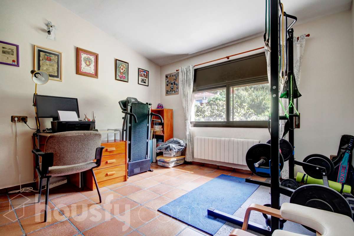 Housfy vende encantadora casa familiar con jardín y piscina en Cervelló Ubicada en una zona tranquila de Cervelló, esta propiedad destaca por sus amplios espacios y sus agradables zonas exteriores, que incluyen jardín, zona de huerto y piscina privada. La vivienda cuenta con 239 m² construidos (verificados con la Dirección General de Catastro). Además de estos metros, dispone de superficie adicional que ya se encuentra en trámite de regularización. La vivienda ofrece una distribución cómoda y funcional en tres plantas. La planta principal cuenta con un amplio salón-comedor conectado con la cocina y con salida a una agradable terraza, además de dos dormitorios y un baño. La cocina incorpora además una cocina de leña, que aporta un toque tradicional y acogedor a la vivienda. En la planta superior encontramos dos habitaciones, una de ellas con vestidor, y un segundo baño. La planta inferior está destinada a garaje y dispone además de trastero y lavadero independiente. Características específicas: -Piscina privada -Trastero -Garaje -Jardín privado y zona de huerto -Terraza -Calefacción -Cocina de leña -Con buenas vistas Zona y entorno La propiedad se encuentra en Cervelló, municipio de Barcelona, en una zona residencial tranquila y rodeada de naturaleza. Dispone de servicios y transporte público en las proximidades, así como de buena comunicación con Barcelona, combinando la tranquilidad de la zona con la cercanía a la ciudad. Aviso legal El precio de venta no incluye gastos de la compraventa como notaría, registro, impuestos, ni tampoco honorarios agencia. Esta publicación no es vinculante. Consulta siempre la nota simple con Housfy antes de formalizar la compraventa. Sobre nosotros Housfy es la plataforma integral de servicios inmobiliarios. Nuestra combinación de expertos y tecnología pone al alcance de todo el mundo servicios cómodos, claros y seguros. AICAT número: 7922. Nos encargamos de la gestión y asesoramiento de la compra. ¡Olvídate de todo! Hacemos los trámites por ti. Y, si además necesitas financiación, ponemos a tu disposición un bróker hipotecario para ayudarte a conseguir las mejores condiciones para tu perfil económico. ¿Quieres visitarla? Contacta con Housfy y agenda tu visita sin compromiso. Más información en: housfy.com En cumplimiento de la Ley 8/2026 en Cataluña, el certificado de presencia o ausencia de amianto se encuentra en proceso de tramitación.-29