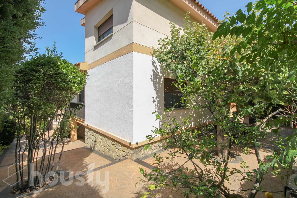 Housfy vende encantadora casa familiar con jardín y piscina en Cervelló Ubicada en una zona tranquila de Cervelló, esta propiedad destaca por sus amplios espacios y sus agradables zonas exteriores, que incluyen jardín, zona de huerto y piscina privada. La vivienda cuenta con 239 m² construidos (verificados con la Dirección General de Catastro). Además de estos metros, dispone de superficie adicional que ya se encuentra en trámite de regularización. La vivienda ofrece una distribución cómoda y funcional en tres plantas. La planta principal cuenta con un amplio salón-comedor conectado con la cocina y con salida a una agradable terraza, además de dos dormitorios y un baño. La cocina incorpora además una cocina de leña, que aporta un toque tradicional y acogedor a la vivienda. En la planta superior encontramos dos habitaciones, una de ellas con vestidor, y un segundo baño. La planta inferior está destinada a garaje y dispone además de trastero y lavadero independiente. Características específicas: -Piscina privada -Trastero -Garaje -Jardín privado y zona de huerto -Terraza -Calefacción -Cocina de leña -Con buenas vistas Zona y entorno La propiedad se encuentra en Cervelló, municipio de Barcelona, en una zona residencial tranquila y rodeada de naturaleza. Dispone de servicios y transporte público en las proximidades, así como de buena comunicación con Barcelona, combinando la tranquilidad de la zona con la cercanía a la ciudad. Aviso legal El precio de venta no incluye gastos de la compraventa como notaría, registro, impuestos, ni tampoco honorarios agencia. Esta publicación no es vinculante. Consulta siempre la nota simple con Housfy antes de formalizar la compraventa. Sobre nosotros Housfy es la plataforma integral de servicios inmobiliarios. Nuestra combinación de expertos y tecnología pone al alcance de todo el mundo servicios cómodos, claros y seguros. AICAT número: 7922. Nos encargamos de la gestión y asesoramiento de la compra. ¡Olvídate de todo! Hacemos los trámites por ti. Y, si además necesitas financiación, ponemos a tu disposición un bróker hipotecario para ayudarte a conseguir las mejores condiciones para tu perfil económico. ¿Quieres visitarla? Contacta con Housfy y agenda tu visita sin compromiso. Más información en: housfy.com En cumplimiento de la Ley 8/2026 en Cataluña, el certificado de presencia o ausencia de amianto se encuentra en proceso de tramitación.-45