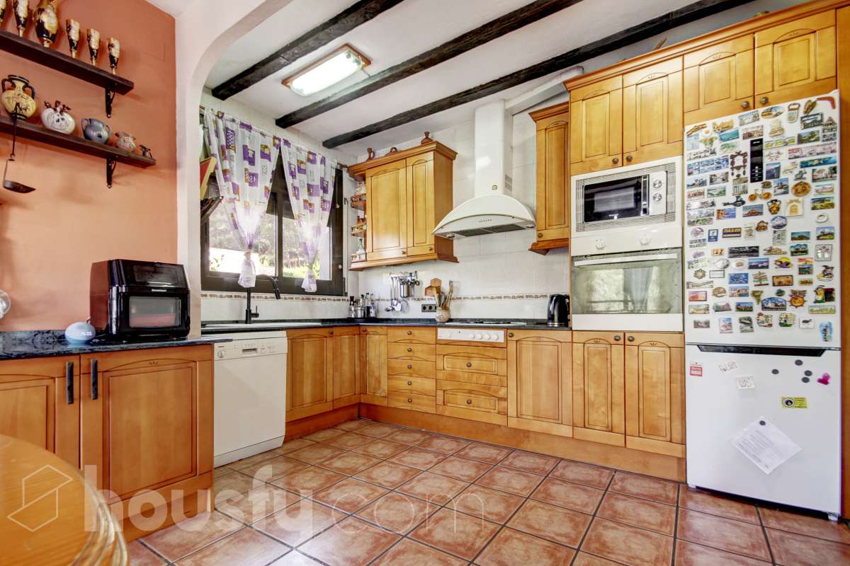 Housfy vende encantadora casa familiar con jardín y piscina en Cervelló Ubicada en una zona tranquila de Cervelló, esta propiedad destaca por sus amplios espacios y sus agradables zonas exteriores, que incluyen jardín, zona de huerto y piscina privada. La vivienda cuenta con 239 m² construidos (verificados con la Dirección General de Catastro). Además de estos metros, dispone de superficie adicional que ya se encuentra en trámite de regularización. La vivienda ofrece una distribución cómoda y funcional en tres plantas. La planta principal cuenta con un amplio salón-comedor conectado con la cocina y con salida a una agradable terraza, además de dos dormitorios y un baño. La cocina incorpora además una cocina de leña, que aporta un toque tradicional y acogedor a la vivienda. En la planta superior encontramos dos habitaciones, una de ellas con vestidor, y un segundo baño. La planta inferior está destinada a garaje y dispone además de trastero y lavadero independiente. Características específicas: -Piscina privada -Trastero -Garaje -Jardín privado y zona de huerto -Terraza -Calefacción -Cocina de leña -Con buenas vistas Zona y entorno La propiedad se encuentra en Cervelló, municipio de Barcelona, en una zona residencial tranquila y rodeada de naturaleza. Dispone de servicios y transporte público en las proximidades, así como de buena comunicación con Barcelona, combinando la tranquilidad de la zona con la cercanía a la ciudad. Aviso legal El precio de venta no incluye gastos de la compraventa como notaría, registro, impuestos, ni tampoco honorarios agencia. Esta publicación no es vinculante. Consulta siempre la nota simple con Housfy antes de formalizar la compraventa. Sobre nosotros Housfy es la plataforma integral de servicios inmobiliarios. Nuestra combinación de expertos y tecnología pone al alcance de todo el mundo servicios cómodos, claros y seguros. AICAT número: 7922. Nos encargamos de la gestión y asesoramiento de la compra. ¡Olvídate de todo! Hacemos los trámites por ti. Y, si además necesitas financiación, ponemos a tu disposición un bróker hipotecario para ayudarte a conseguir las mejores condiciones para tu perfil económico. ¿Quieres visitarla? Contacta con Housfy y agenda tu visita sin compromiso. Más información en: housfy.com En cumplimiento de la Ley 8/2026 en Cataluña, el certificado de presencia o ausencia de amianto se encuentra en proceso de tramitación.-18