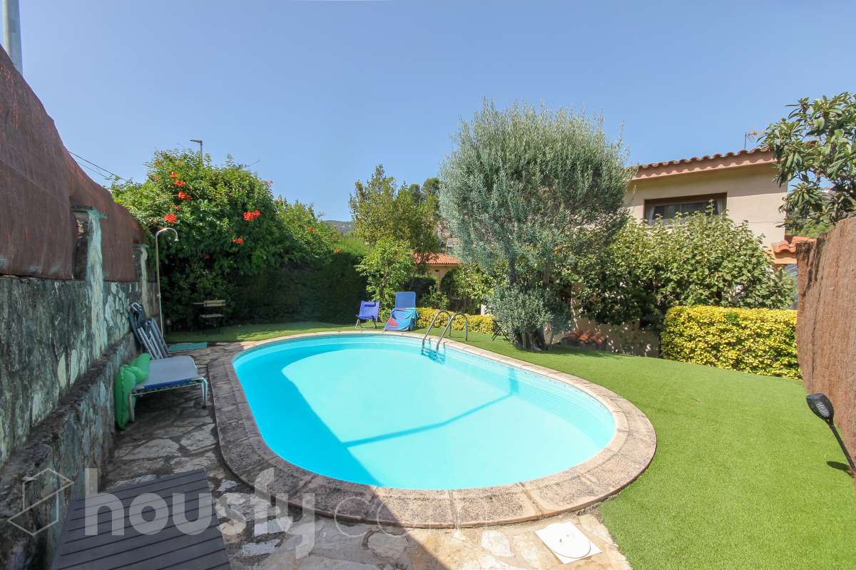 Housfy vende encantadora casa familiar con jardín y piscina en Cervelló Ubicada en una zona tranquila de Cervelló, esta propiedad destaca por sus amplios espacios y sus agradables zonas exteriores, que incluyen jardín, zona de huerto y piscina privada. La vivienda cuenta con 239 m² construidos (verificados con la Dirección General de Catastro). Además de estos metros, dispone de superficie adicional que ya se encuentra en trámite de regularización. La vivienda ofrece una distribución cómoda y funcional en tres plantas. La planta principal cuenta con un amplio salón-comedor conectado con la cocina y con salida a una agradable terraza, además de dos dormitorios y un baño. La cocina incorpora además una cocina de leña, que aporta un toque tradicional y acogedor a la vivienda. En la planta superior encontramos dos habitaciones, una de ellas con vestidor, y un segundo baño. La planta inferior está destinada a garaje y dispone además de trastero y lavadero independiente. Características específicas: -Piscina privada -Trastero -Garaje -Jardín privado y zona de huerto -Terraza -Calefacción -Cocina de leña -Con buenas vistas Zona y entorno La propiedad se encuentra en Cervelló, municipio de Barcelona, en una zona residencial tranquila y rodeada de naturaleza. Dispone de servicios y transporte público en las proximidades, así como de buena comunicación con Barcelona, combinando la tranquilidad de la zona con la cercanía a la ciudad. Aviso legal El precio de venta no incluye gastos de la compraventa como notaría, registro, impuestos, ni tampoco honorarios agencia. Esta publicación no es vinculante. Consulta siempre la nota simple con Housfy antes de formalizar la compraventa. Sobre nosotros Housfy es la plataforma integral de servicios inmobiliarios. Nuestra combinación de expertos y tecnología pone al alcance de todo el mundo servicios cómodos, claros y seguros. AICAT número: 7922. Nos encargamos de la gestión y asesoramiento de la compra. ¡Olvídate de todo! Hacemos los trámites por ti. Y, si además necesitas financiación, ponemos a tu disposición un bróker hipotecario para ayudarte a conseguir las mejores condiciones para tu perfil económico. ¿Quieres visitarla? Contacta con Housfy y agenda tu visita sin compromiso. Más información en: housfy.com En cumplimiento de la Ley 8/2026 en Cataluña, el certificado de presencia o ausencia de amianto se encuentra en proceso de tramitación.-36