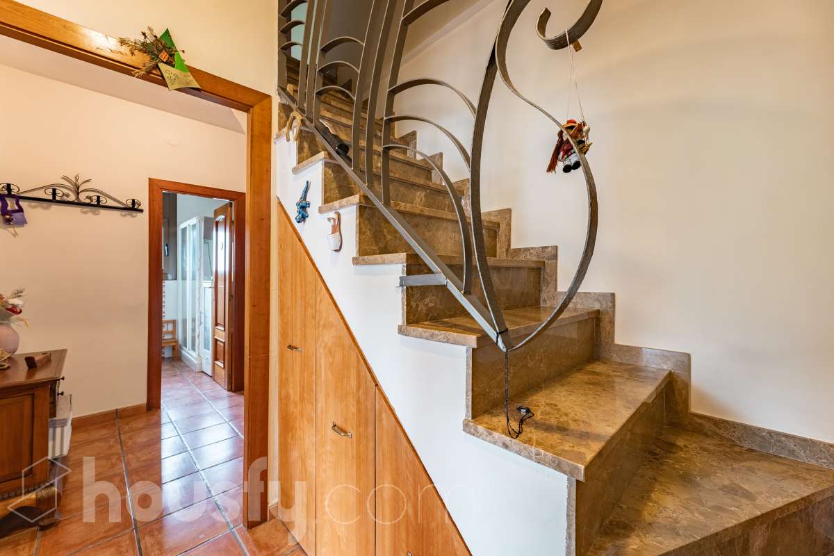 Housfy vende encantadora casa familiar con jardín y piscina en Cervelló Ubicada en una zona tranquila de Cervelló, esta propiedad destaca por sus amplios espacios y sus agradables zonas exteriores, que incluyen jardín, zona de huerto y piscina privada. La vivienda cuenta con 239 m² construidos (verificados con la Dirección General de Catastro). Además de estos metros, dispone de superficie adicional que ya se encuentra en trámite de regularización. La vivienda ofrece una distribución cómoda y funcional en tres plantas. La planta principal cuenta con un amplio salón-comedor conectado con la cocina y con salida a una agradable terraza, además de dos dormitorios y un baño. La cocina incorpora además una cocina de leña, que aporta un toque tradicional y acogedor a la vivienda. En la planta superior encontramos dos habitaciones, una de ellas con vestidor, y un segundo baño. La planta inferior está destinada a garaje y dispone además de trastero y lavadero independiente. Características específicas: -Piscina privada -Trastero -Garaje -Jardín privado y zona de huerto -Terraza -Calefacción -Cocina de leña -Con buenas vistas Zona y entorno La propiedad se encuentra en Cervelló, municipio de Barcelona, en una zona residencial tranquila y rodeada de naturaleza. Dispone de servicios y transporte público en las proximidades, así como de buena comunicación con Barcelona, combinando la tranquilidad de la zona con la cercanía a la ciudad. Aviso legal El precio de venta no incluye gastos de la compraventa como notaría, registro, impuestos, ni tampoco honorarios agencia. Esta publicación no es vinculante. Consulta siempre la nota simple con Housfy antes de formalizar la compraventa. Sobre nosotros Housfy es la plataforma integral de servicios inmobiliarios. Nuestra combinación de expertos y tecnología pone al alcance de todo el mundo servicios cómodos, claros y seguros. AICAT número: 7922. Nos encargamos de la gestión y asesoramiento de la compra. ¡Olvídate de todo! Hacemos los trámites por ti. Y, si además necesitas financiación, ponemos a tu disposición un bróker hipotecario para ayudarte a conseguir las mejores condiciones para tu perfil económico. ¿Quieres visitarla? Contacta con Housfy y agenda tu visita sin compromiso. Más información en: housfy.com En cumplimiento de la Ley 8/2026 en Cataluña, el certificado de presencia o ausencia de amianto se encuentra en proceso de tramitación.-50