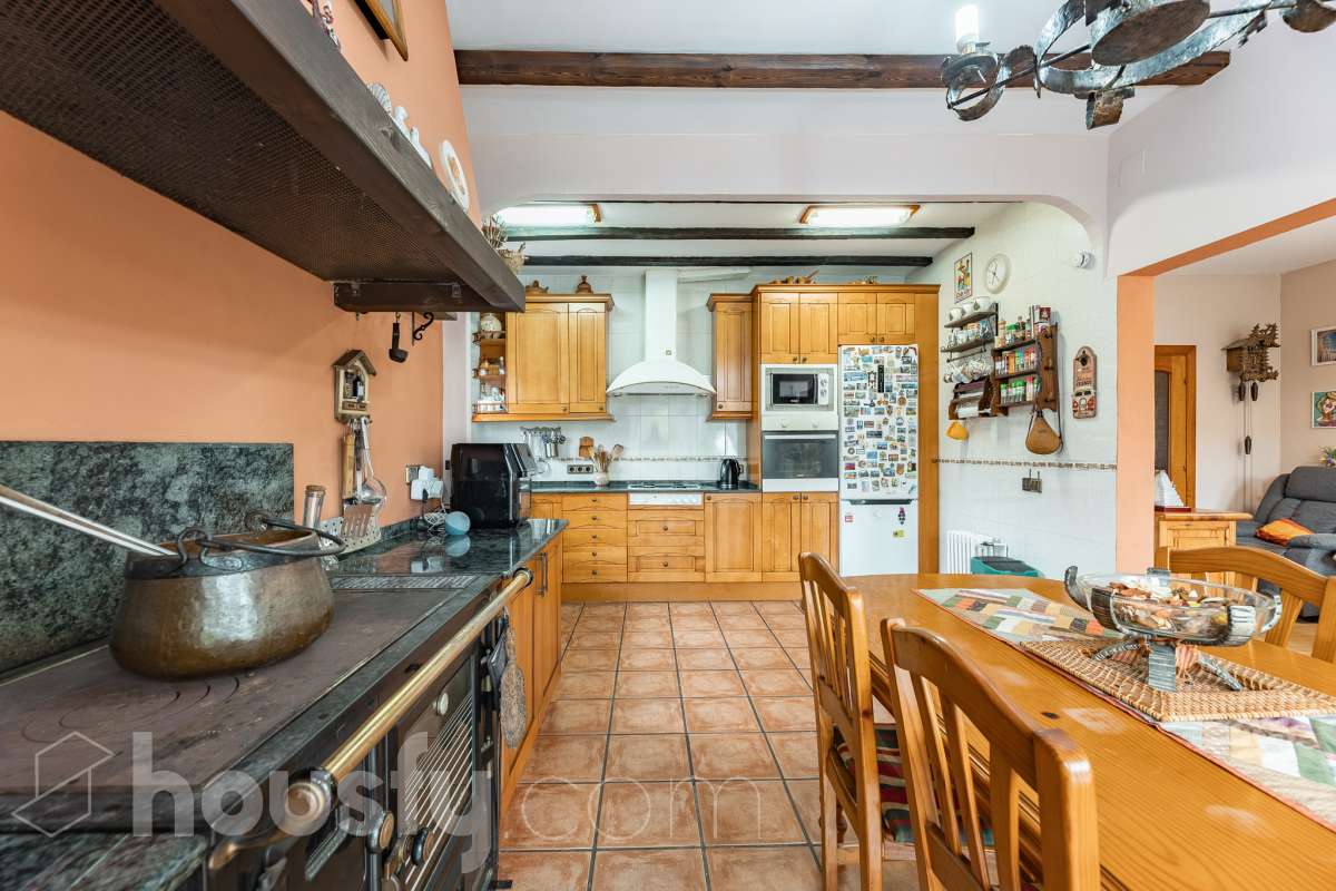 Housfy vende encantadora casa familiar con jardín y piscina en Cervelló Ubicada en una zona tranquila de Cervelló, esta propiedad destaca por sus amplios espacios y sus agradables zonas exteriores, que incluyen jardín, zona de huerto y piscina privada. La vivienda cuenta con 239 m² construidos (verificados con la Dirección General de Catastro). Además de estos metros, dispone de superficie adicional que ya se encuentra en trámite de regularización. La vivienda ofrece una distribución cómoda y funcional en tres plantas. La planta principal cuenta con un amplio salón-comedor conectado con la cocina y con salida a una agradable terraza, además de dos dormitorios y un baño. La cocina incorpora además una cocina de leña, que aporta un toque tradicional y acogedor a la vivienda. En la planta superior encontramos dos habitaciones, una de ellas con vestidor, y un segundo baño. La planta inferior está destinada a garaje y dispone además de trastero y lavadero independiente. Características específicas: -Piscina privada -Trastero -Garaje -Jardín privado y zona de huerto -Terraza -Calefacción -Cocina de leña -Con buenas vistas Zona y entorno La propiedad se encuentra en Cervelló, municipio de Barcelona, en una zona residencial tranquila y rodeada de naturaleza. Dispone de servicios y transporte público en las proximidades, así como de buena comunicación con Barcelona, combinando la tranquilidad de la zona con la cercanía a la ciudad. Aviso legal El precio de venta no incluye gastos de la compraventa como notaría, registro, impuestos, ni tampoco honorarios agencia. Esta publicación no es vinculante. Consulta siempre la nota simple con Housfy antes de formalizar la compraventa. Sobre nosotros Housfy es la plataforma integral de servicios inmobiliarios. Nuestra combinación de expertos y tecnología pone al alcance de todo el mundo servicios cómodos, claros y seguros. AICAT número: 7922. Nos encargamos de la gestión y asesoramiento de la compra. ¡Olvídate de todo! Hacemos los trámites por ti. Y, si además necesitas financiación, ponemos a tu disposición un bróker hipotecario para ayudarte a conseguir las mejores condiciones para tu perfil económico. ¿Quieres visitarla? Contacta con Housfy y agenda tu visita sin compromiso. Más información en: housfy.com En cumplimiento de la Ley 8/2026 en Cataluña, el certificado de presencia o ausencia de amianto se encuentra en proceso de tramitación.-16