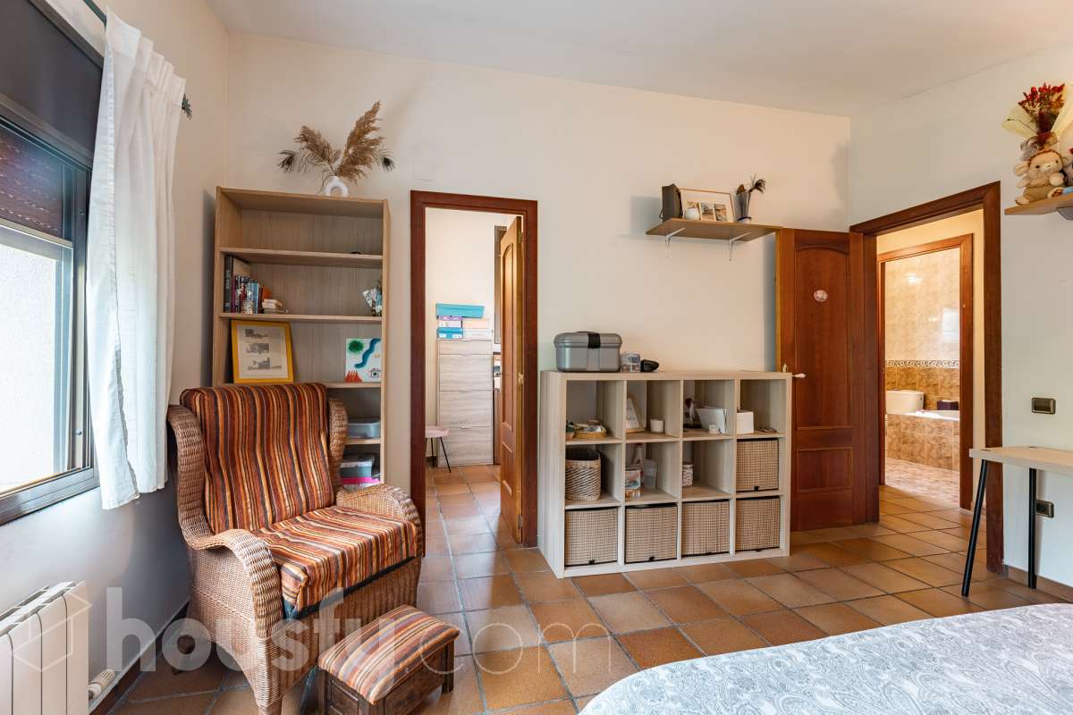 Housfy vende encantadora casa familiar con jardín y piscina en Cervelló Ubicada en una zona tranquila de Cervelló, esta propiedad destaca por sus amplios espacios y sus agradables zonas exteriores, que incluyen jardín, zona de huerto y piscina privada. La vivienda cuenta con 239 m² construidos (verificados con la Dirección General de Catastro). Además de estos metros, dispone de superficie adicional que ya se encuentra en trámite de regularización. La vivienda ofrece una distribución cómoda y funcional en tres plantas. La planta principal cuenta con un amplio salón-comedor conectado con la cocina y con salida a una agradable terraza, además de dos dormitorios y un baño. La cocina incorpora además una cocina de leña, que aporta un toque tradicional y acogedor a la vivienda. En la planta superior encontramos dos habitaciones, una de ellas con vestidor, y un segundo baño. La planta inferior está destinada a garaje y dispone además de trastero y lavadero independiente. Características específicas: -Piscina privada -Trastero -Garaje -Jardín privado y zona de huerto -Terraza -Calefacción -Cocina de leña -Con buenas vistas Zona y entorno La propiedad se encuentra en Cervelló, municipio de Barcelona, en una zona residencial tranquila y rodeada de naturaleza. Dispone de servicios y transporte público en las proximidades, así como de buena comunicación con Barcelona, combinando la tranquilidad de la zona con la cercanía a la ciudad. Aviso legal El precio de venta no incluye gastos de la compraventa como notaría, registro, impuestos, ni tampoco honorarios agencia. Esta publicación no es vinculante. Consulta siempre la nota simple con Housfy antes de formalizar la compraventa. Sobre nosotros Housfy es la plataforma integral de servicios inmobiliarios. Nuestra combinación de expertos y tecnología pone al alcance de todo el mundo servicios cómodos, claros y seguros. AICAT número: 7922. Nos encargamos de la gestión y asesoramiento de la compra. ¡Olvídate de todo! Hacemos los trámites por ti. Y, si además necesitas financiación, ponemos a tu disposición un bróker hipotecario para ayudarte a conseguir las mejores condiciones para tu perfil económico. ¿Quieres visitarla? Contacta con Housfy y agenda tu visita sin compromiso. Más información en: housfy.com En cumplimiento de la Ley 8/2026 en Cataluña, el certificado de presencia o ausencia de amianto se encuentra en proceso de tramitación.-27