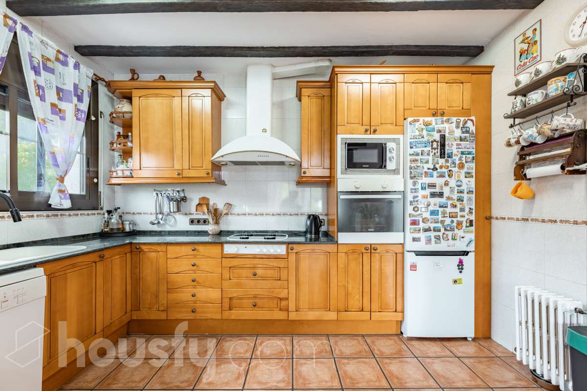Housfy vende encantadora casa familiar con jardín y piscina en Cervelló Ubicada en una zona tranquila de Cervelló, esta propiedad destaca por sus amplios espacios y sus agradables zonas exteriores, que incluyen jardín, zona de huerto y piscina privada. La vivienda cuenta con 239 m² construidos (verificados con la Dirección General de Catastro). Además de estos metros, dispone de superficie adicional que ya se encuentra en trámite de regularización. La vivienda ofrece una distribución cómoda y funcional en tres plantas. La planta principal cuenta con un amplio salón-comedor conectado con la cocina y con salida a una agradable terraza, además de dos dormitorios y un baño. La cocina incorpora además una cocina de leña, que aporta un toque tradicional y acogedor a la vivienda. En la planta superior encontramos dos habitaciones, una de ellas con vestidor, y un segundo baño. La planta inferior está destinada a garaje y dispone además de trastero y lavadero independiente. Características específicas: -Piscina privada -Trastero -Garaje -Jardín privado y zona de huerto -Terraza -Calefacción -Cocina de leña -Con buenas vistas Zona y entorno La propiedad se encuentra en Cervelló, municipio de Barcelona, en una zona residencial tranquila y rodeada de naturaleza. Dispone de servicios y transporte público en las proximidades, así como de buena comunicación con Barcelona, combinando la tranquilidad de la zona con la cercanía a la ciudad. Aviso legal El precio de venta no incluye gastos de la compraventa como notaría, registro, impuestos, ni tampoco honorarios agencia. Esta publicación no es vinculante. Consulta siempre la nota simple con Housfy antes de formalizar la compraventa. Sobre nosotros Housfy es la plataforma integral de servicios inmobiliarios. Nuestra combinación de expertos y tecnología pone al alcance de todo el mundo servicios cómodos, claros y seguros. AICAT número: 7922. Nos encargamos de la gestión y asesoramiento de la compra. ¡Olvídate de todo! Hacemos los trámites por ti. Y, si además necesitas financiación, ponemos a tu disposición un bróker hipotecario para ayudarte a conseguir las mejores condiciones para tu perfil económico. ¿Quieres visitarla? Contacta con Housfy y agenda tu visita sin compromiso. Más información en: housfy.com En cumplimiento de la Ley 8/2026 en Cataluña, el certificado de presencia o ausencia de amianto se encuentra en proceso de tramitación.-19