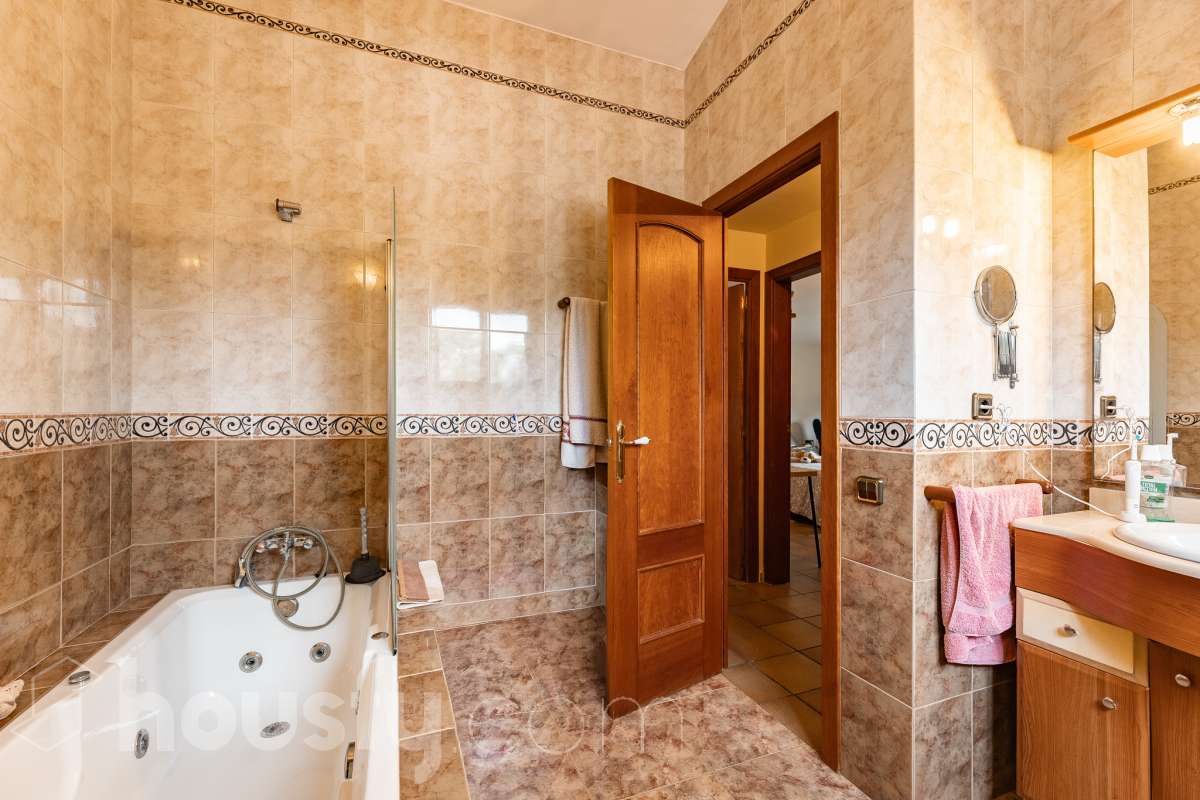 Housfy vende encantadora casa familiar con jardín y piscina en Cervelló Ubicada en una zona tranquila de Cervelló, esta propiedad destaca por sus amplios espacios y sus agradables zonas exteriores, que incluyen jardín, zona de huerto y piscina privada. La vivienda cuenta con 239 m² construidos (verificados con la Dirección General de Catastro). Además de estos metros, dispone de superficie adicional que ya se encuentra en trámite de regularización. La vivienda ofrece una distribución cómoda y funcional en tres plantas. La planta principal cuenta con un amplio salón-comedor conectado con la cocina y con salida a una agradable terraza, además de dos dormitorios y un baño. La cocina incorpora además una cocina de leña, que aporta un toque tradicional y acogedor a la vivienda. En la planta superior encontramos dos habitaciones, una de ellas con vestidor, y un segundo baño. La planta inferior está destinada a garaje y dispone además de trastero y lavadero independiente. Características específicas: -Piscina privada -Trastero -Garaje -Jardín privado y zona de huerto -Terraza -Calefacción -Cocina de leña -Con buenas vistas Zona y entorno La propiedad se encuentra en Cervelló, municipio de Barcelona, en una zona residencial tranquila y rodeada de naturaleza. Dispone de servicios y transporte público en las proximidades, así como de buena comunicación con Barcelona, combinando la tranquilidad de la zona con la cercanía a la ciudad. Aviso legal El precio de venta no incluye gastos de la compraventa como notaría, registro, impuestos, ni tampoco honorarios agencia. Esta publicación no es vinculante. Consulta siempre la nota simple con Housfy antes de formalizar la compraventa. Sobre nosotros Housfy es la plataforma integral de servicios inmobiliarios. Nuestra combinación de expertos y tecnología pone al alcance de todo el mundo servicios cómodos, claros y seguros. AICAT número: 7922. Nos encargamos de la gestión y asesoramiento de la compra. ¡Olvídate de todo! Hacemos los trámites por ti. Y, si además necesitas financiación, ponemos a tu disposición un bróker hipotecario para ayudarte a conseguir las mejores condiciones para tu perfil económico. ¿Quieres visitarla? Contacta con Housfy y agenda tu visita sin compromiso. Más información en: housfy.com En cumplimiento de la Ley 8/2026 en Cataluña, el certificado de presencia o ausencia de amianto se encuentra en proceso de tramitación.-34