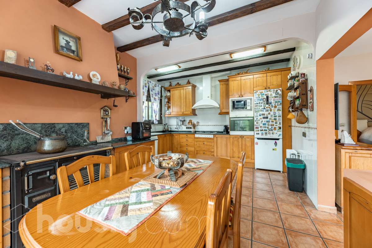 Housfy vende encantadora casa familiar con jardín y piscina en Cervelló Ubicada en una zona tranquila de Cervelló, esta propiedad destaca por sus amplios espacios y sus agradables zonas exteriores, que incluyen jardín, zona de huerto y piscina privada. La vivienda cuenta con 239 m² construidos (verificados con la Dirección General de Catastro). Además de estos metros, dispone de superficie adicional que ya se encuentra en trámite de regularización. La vivienda ofrece una distribución cómoda y funcional en tres plantas. La planta principal cuenta con un amplio salón-comedor conectado con la cocina y con salida a una agradable terraza, además de dos dormitorios y un baño. La cocina incorpora además una cocina de leña, que aporta un toque tradicional y acogedor a la vivienda. En la planta superior encontramos dos habitaciones, una de ellas con vestidor, y un segundo baño. La planta inferior está destinada a garaje y dispone además de trastero y lavadero independiente. Características específicas: -Piscina privada -Trastero -Garaje -Jardín privado y zona de huerto -Terraza -Calefacción -Cocina de leña -Con buenas vistas Zona y entorno La propiedad se encuentra en Cervelló, municipio de Barcelona, en una zona residencial tranquila y rodeada de naturaleza. Dispone de servicios y transporte público en las proximidades, así como de buena comunicación con Barcelona, combinando la tranquilidad de la zona con la cercanía a la ciudad. Aviso legal El precio de venta no incluye gastos de la compraventa como notaría, registro, impuestos, ni tampoco honorarios agencia. Esta publicación no es vinculante. Consulta siempre la nota simple con Housfy antes de formalizar la compraventa. Sobre nosotros Housfy es la plataforma integral de servicios inmobiliarios. Nuestra combinación de expertos y tecnología pone al alcance de todo el mundo servicios cómodos, claros y seguros. AICAT número: 7922. Nos encargamos de la gestión y asesoramiento de la compra. ¡Olvídate de todo! Hacemos los trámites por ti. Y, si además necesitas financiación, ponemos a tu disposición un bróker hipotecario para ayudarte a conseguir las mejores condiciones para tu perfil económico. ¿Quieres visitarla? Contacta con Housfy y agenda tu visita sin compromiso. Más información en: housfy.com En cumplimiento de la Ley 8/2026 en Cataluña, el certificado de presencia o ausencia de amianto se encuentra en proceso de tramitación.-17