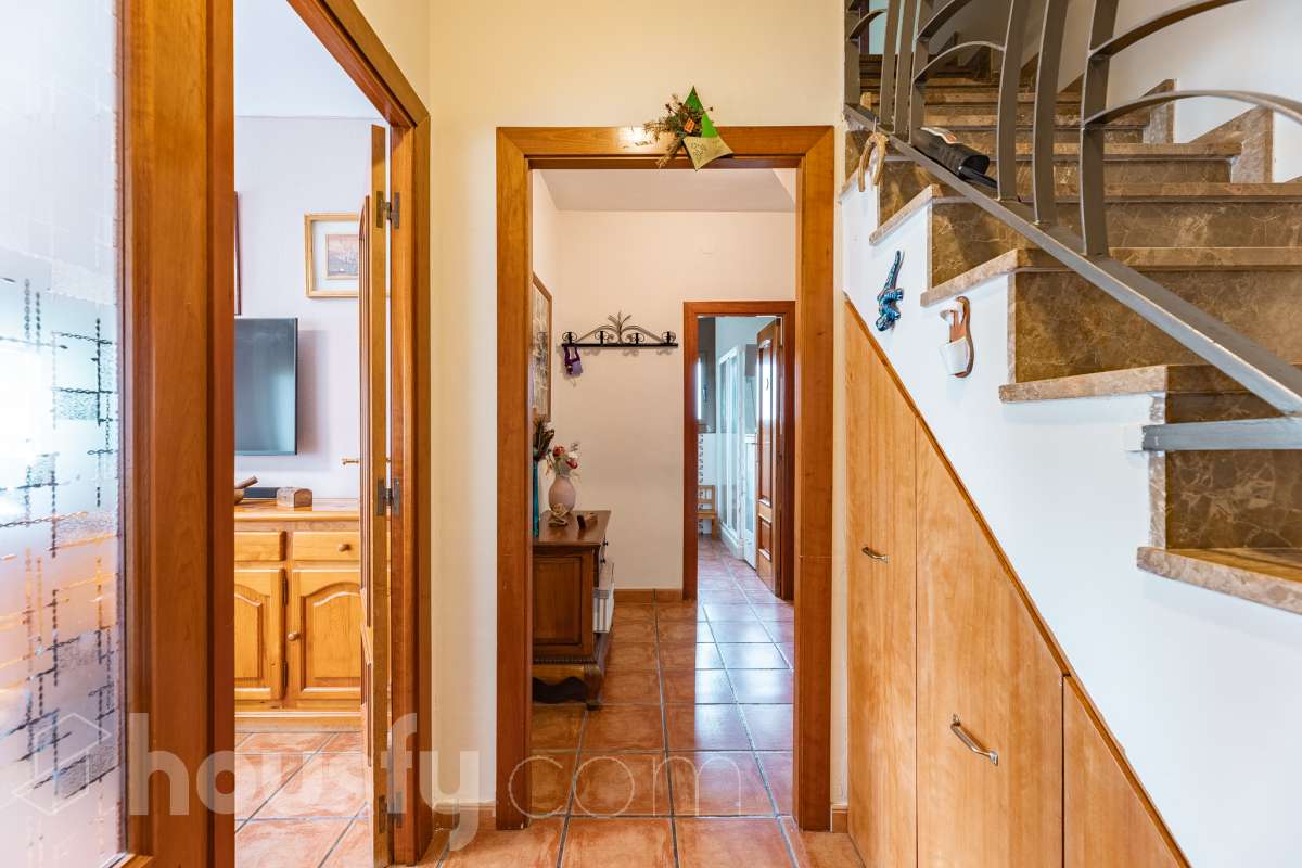 Housfy vende encantadora casa familiar con jardín y piscina en Cervelló Ubicada en una zona tranquila de Cervelló, esta propiedad destaca por sus amplios espacios y sus agradables zonas exteriores, que incluyen jardín, zona de huerto y piscina privada. La vivienda cuenta con 239 m² construidos (verificados con la Dirección General de Catastro). Además de estos metros, dispone de superficie adicional que ya se encuentra en trámite de regularización. La vivienda ofrece una distribución cómoda y funcional en tres plantas. La planta principal cuenta con un amplio salón-comedor conectado con la cocina y con salida a una agradable terraza, además de dos dormitorios y un baño. La cocina incorpora además una cocina de leña, que aporta un toque tradicional y acogedor a la vivienda. En la planta superior encontramos dos habitaciones, una de ellas con vestidor, y un segundo baño. La planta inferior está destinada a garaje y dispone además de trastero y lavadero independiente. Características específicas: -Piscina privada -Trastero -Garaje -Jardín privado y zona de huerto -Terraza -Calefacción -Cocina de leña -Con buenas vistas Zona y entorno La propiedad se encuentra en Cervelló, municipio de Barcelona, en una zona residencial tranquila y rodeada de naturaleza. Dispone de servicios y transporte público en las proximidades, así como de buena comunicación con Barcelona, combinando la tranquilidad de la zona con la cercanía a la ciudad. Aviso legal El precio de venta no incluye gastos de la compraventa como notaría, registro, impuestos, ni tampoco honorarios agencia. Esta publicación no es vinculante. Consulta siempre la nota simple con Housfy antes de formalizar la compraventa. Sobre nosotros Housfy es la plataforma integral de servicios inmobiliarios. Nuestra combinación de expertos y tecnología pone al alcance de todo el mundo servicios cómodos, claros y seguros. AICAT número: 7922. Nos encargamos de la gestión y asesoramiento de la compra. ¡Olvídate de todo! Hacemos los trámites por ti. Y, si además necesitas financiación, ponemos a tu disposición un bróker hipotecario para ayudarte a conseguir las mejores condiciones para tu perfil económico. ¿Quieres visitarla? Contacta con Housfy y agenda tu visita sin compromiso. Más información en: housfy.com En cumplimiento de la Ley 8/2026 en Cataluña, el certificado de presencia o ausencia de amianto se encuentra en proceso de tramitación.-49